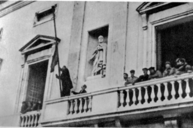 Tarragona, 1939. Sustitución de la bandera por|para la bandera española. Fuente Alerta los pueblos. Vicente Rojo. Biblioteca Virtual Miguel de Cervantes