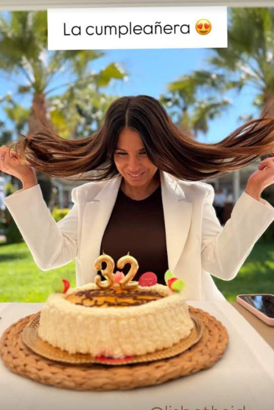 Lisbeth davant del pastís / Instagram Lisbeth davant del pastís / Instagram