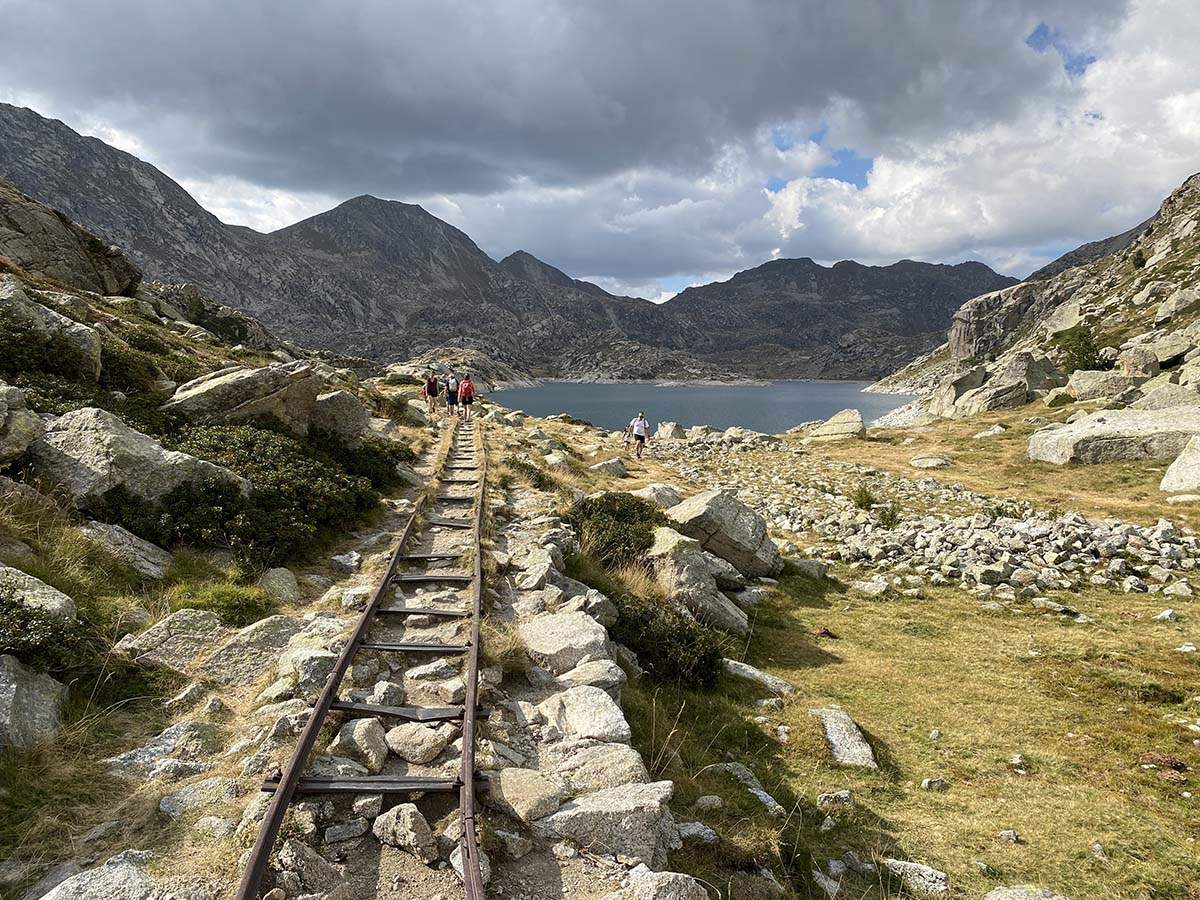 La ruta más sorprendente de Catalunya: atraviesa vías de tren, túneles y cascadas preciosas