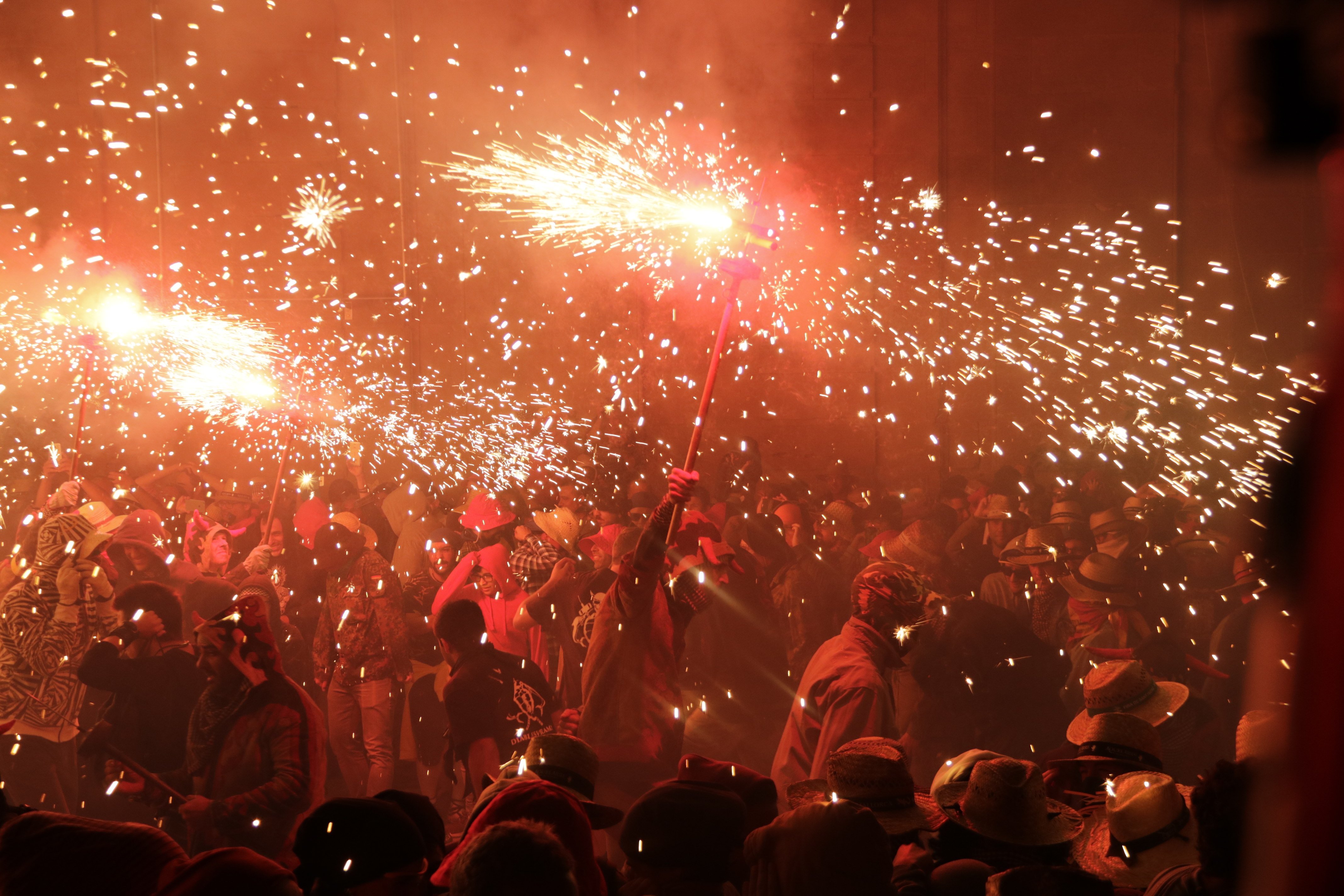 Sant Climent de Llobregat celebra el primer correfoc únicamente femenino