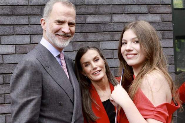 La infanta Sofia en la seva graduació amb Felip i Letícia La infanta Sofia en la seva graduació amb Felip i Letícia