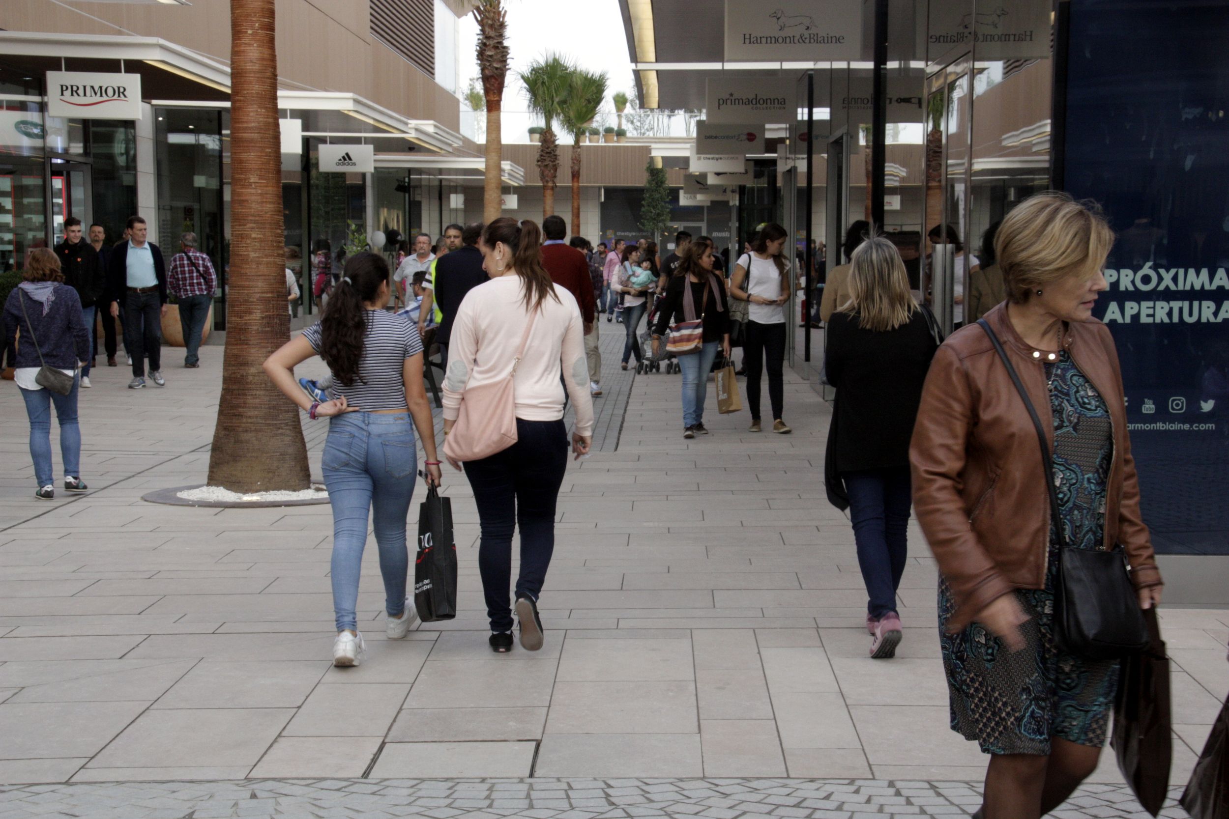 El nou outlet de Viladecans rep 32.000 visitants en el primer dia