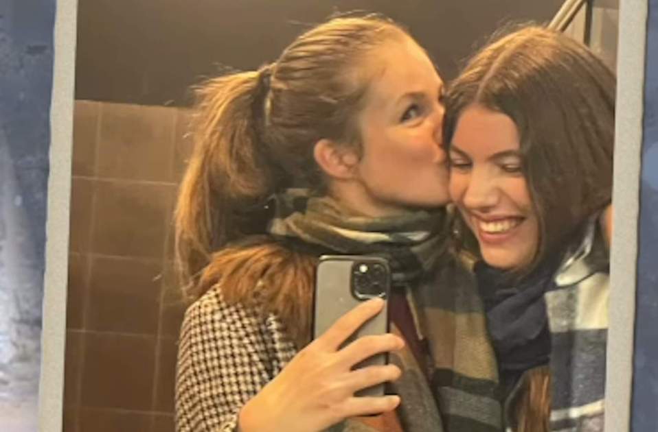 Leonor y Sofía en el lavabo de baldosas marrones, Instagram