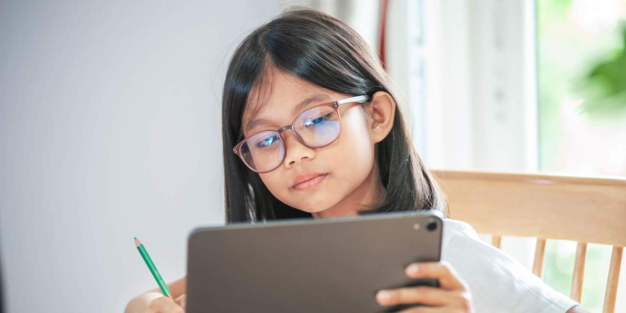 EuropaPress 4995229 nina gafas tarea tablet colegio (1)