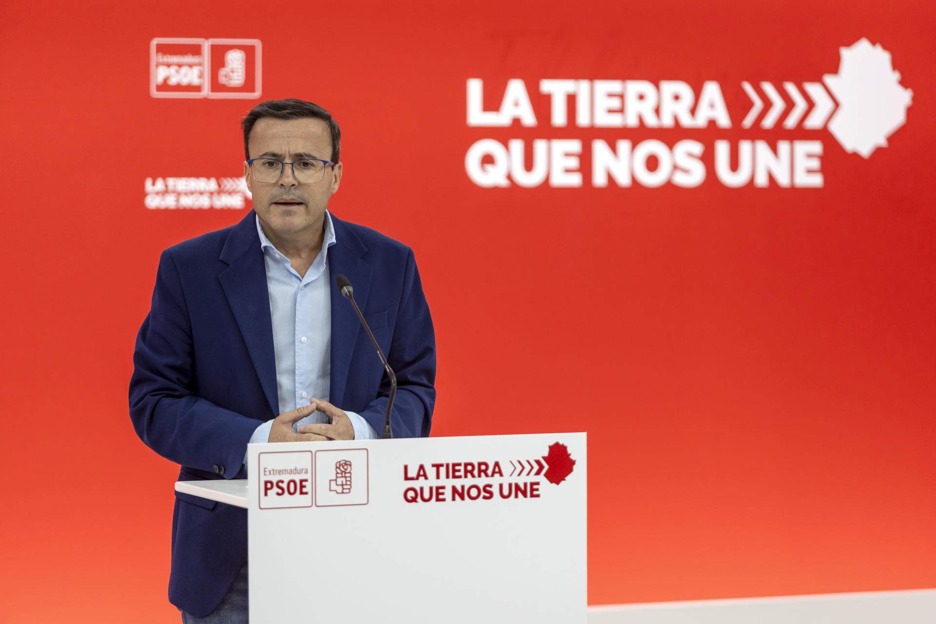 El líder del PSOE extremeño dimite como presidente de la Diputación de Badajoz, pero se mantiene como aforado