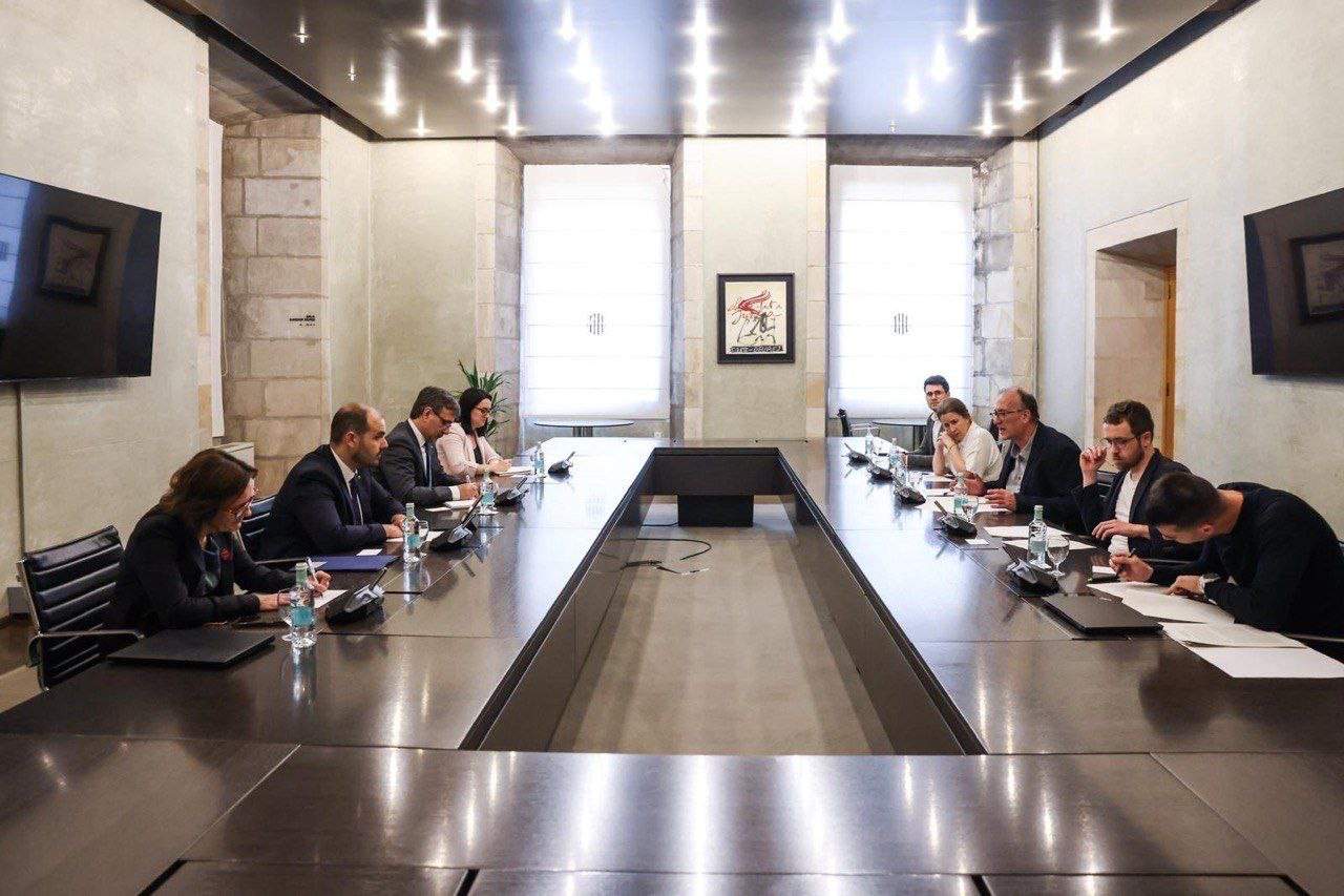 El Govern i Òmnium comencen a treballar en l'aplicació del Pacte Nacional per la Llengua