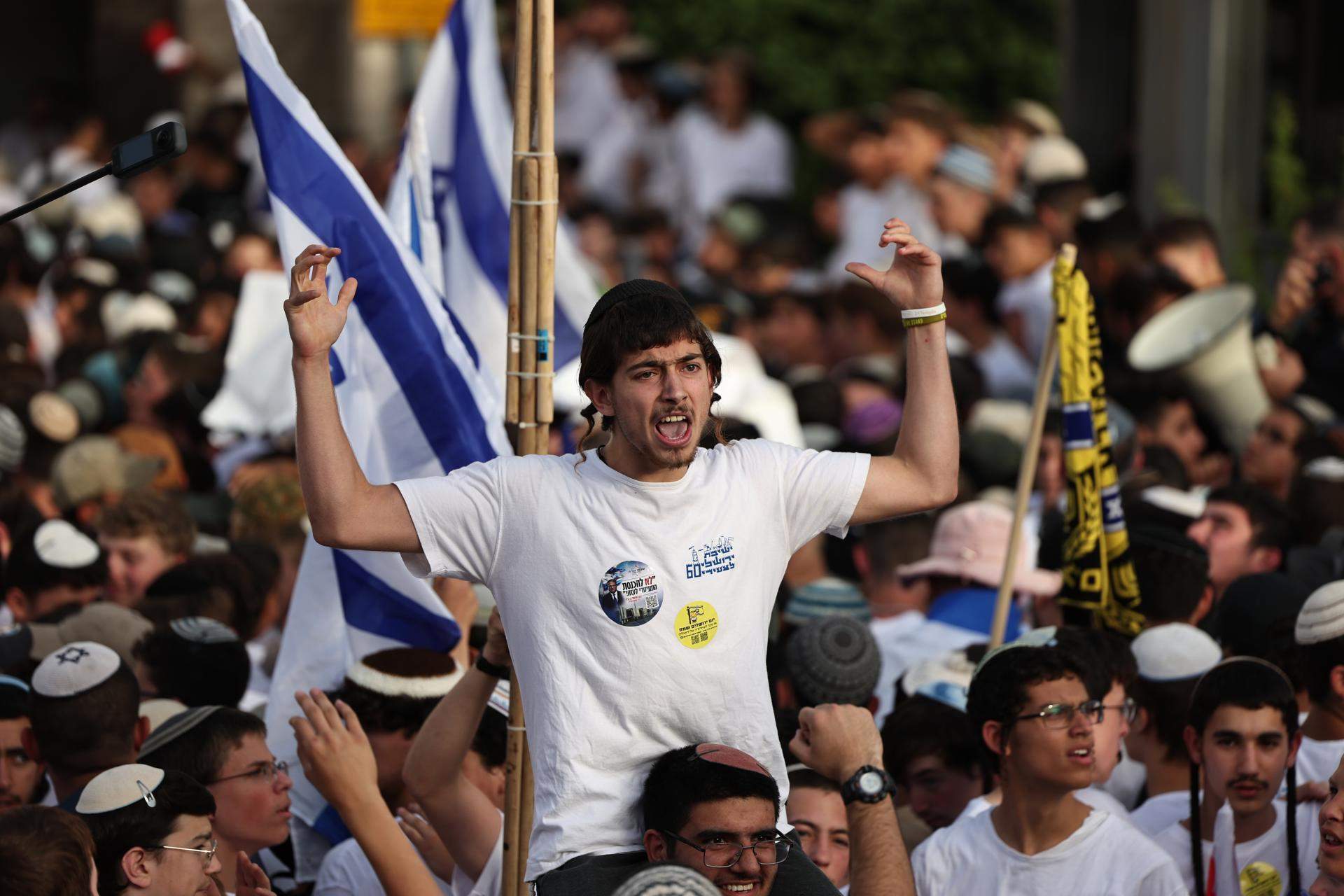 Milers d'israelians participen en una marxa violenta i racista pel barri musulmà de Jerusalem