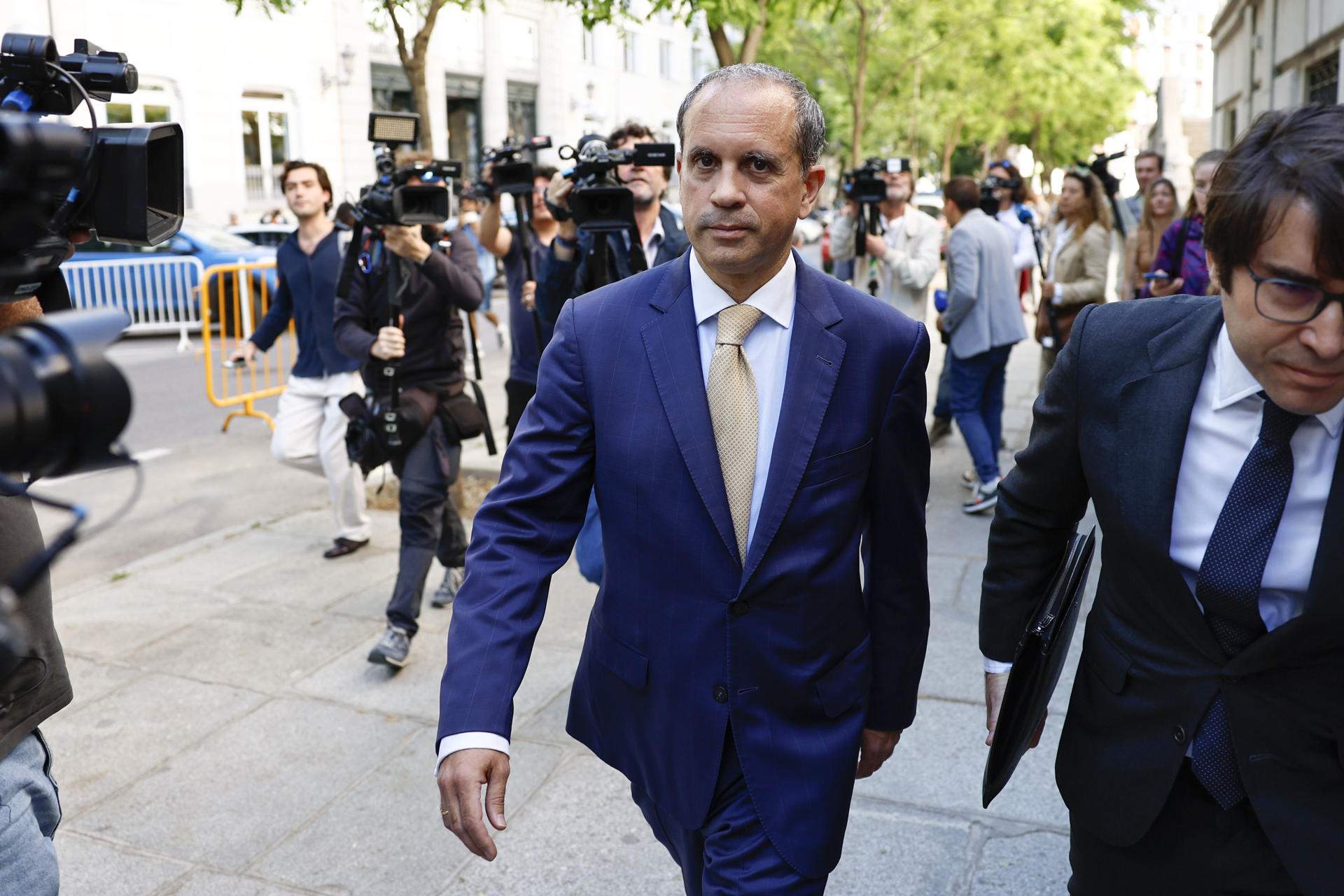 El abogado de la pareja de Ayuso lo desmiente: revela que sí le pidió admitir el fraude fiscal
