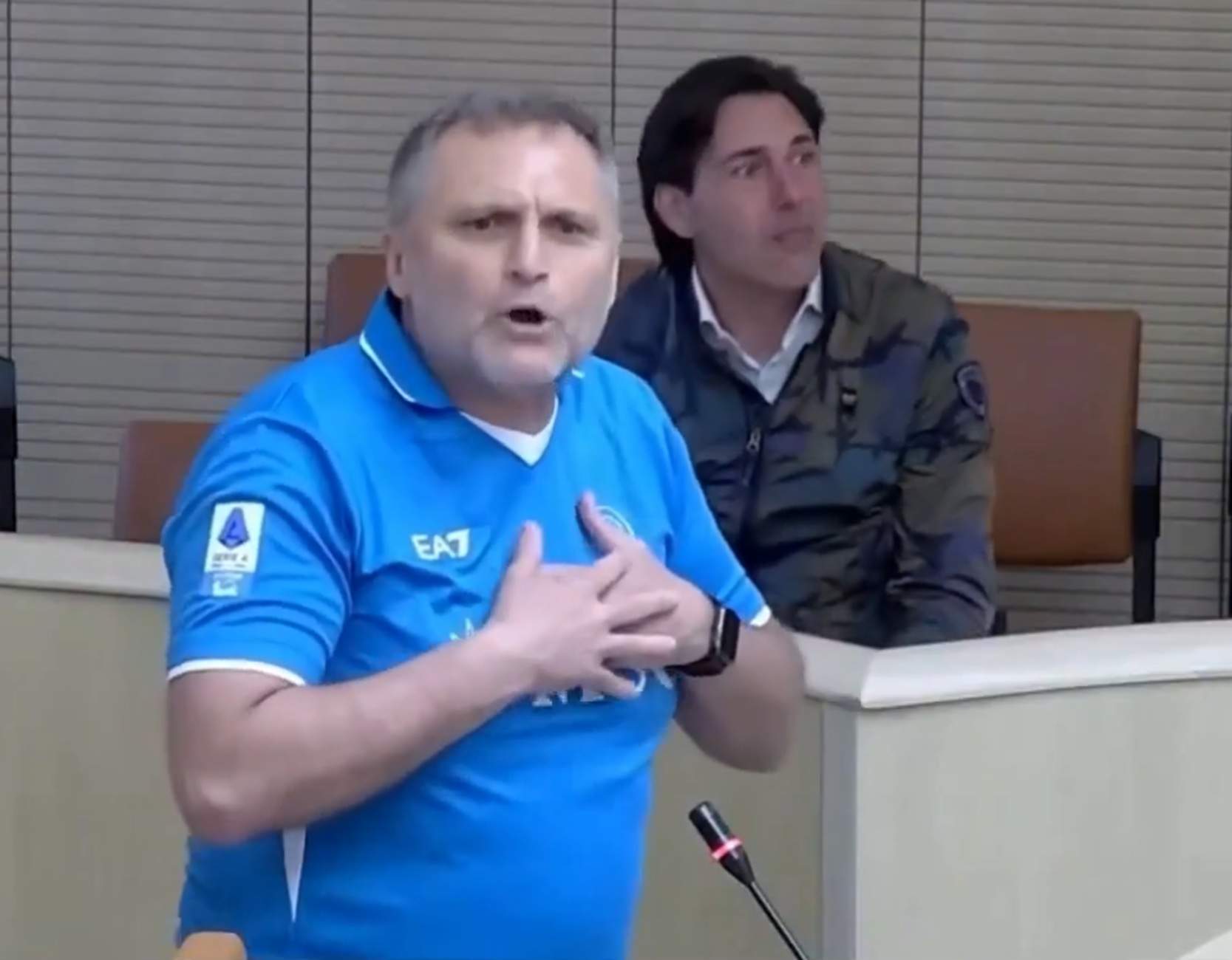 L'alcalde "juventino" intenta boicotejar el Nàpols-Cagliari i la reacció fa la volta al món