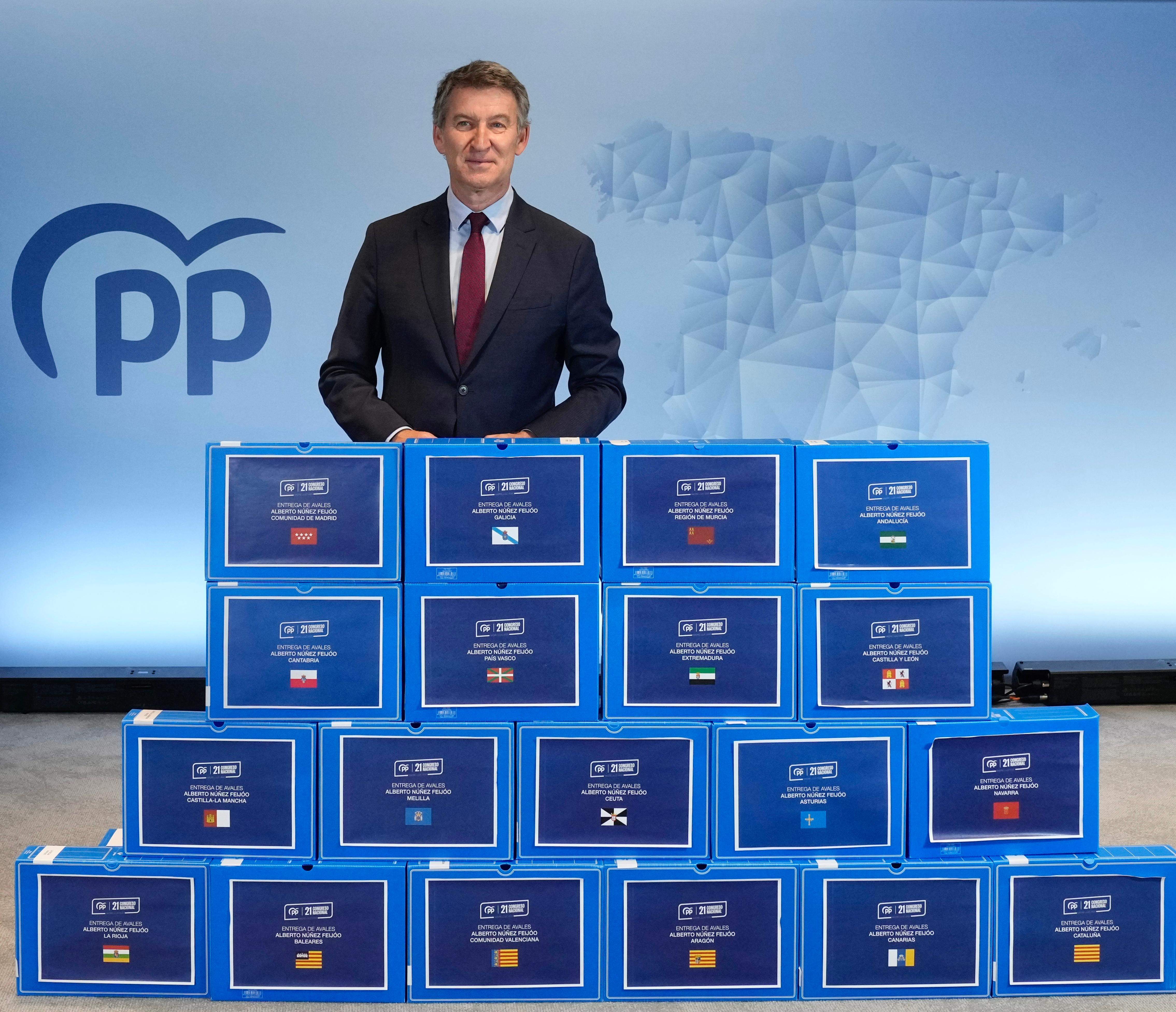 Feijóo presenta 94.500 avales para revalidar el liderazgo del PP, casi el doble que hace tres años