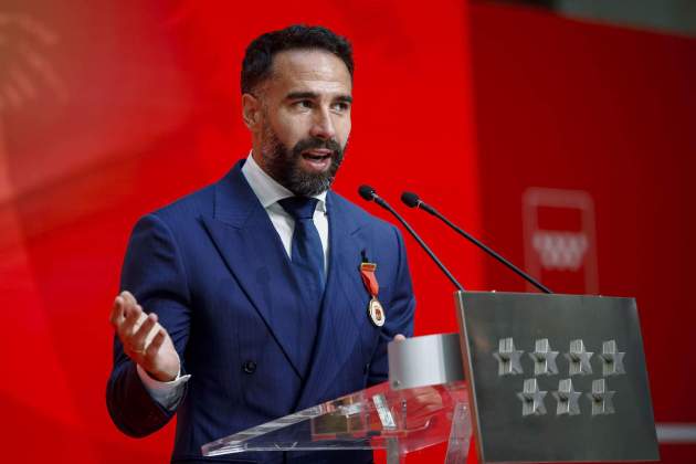 Dani Carvajal entrega medalla de oro Dani Carvajal entrega medalla de oro