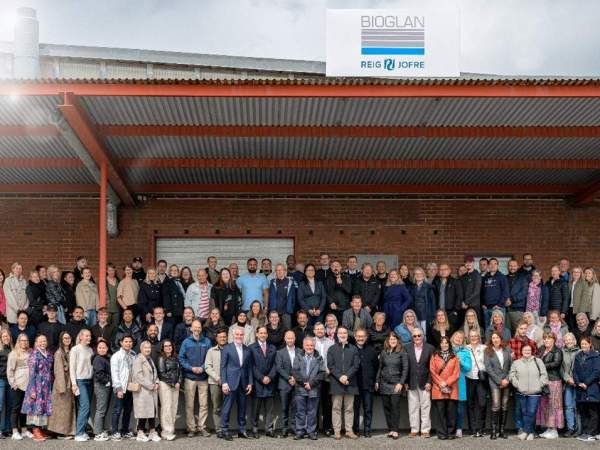La plantilla de Bioglan i els directius de la filial i del grup Reig Jofre. La plantilla de Bioglan i els directius de la filial i del grup Reig Jofre.