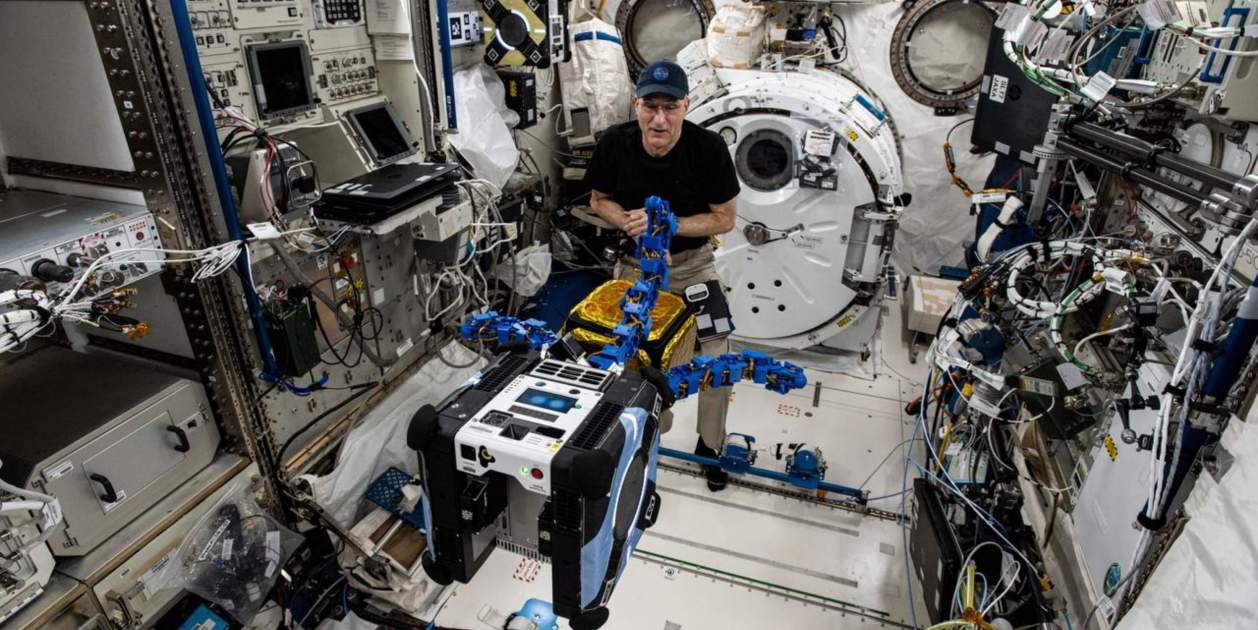Don Pettit poniendo en marcha el experimento Astrobee-REACCH Don Pettit poniendo en marcha el experimento Astrobee-REACCH