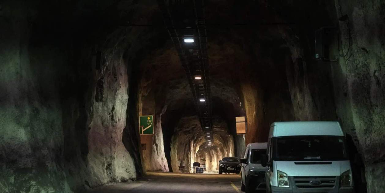 Entrada a uno de los túneles de la central eléctrica Dinorwig Entrada a uno de los túneles de la central eléctrica Dinorwig