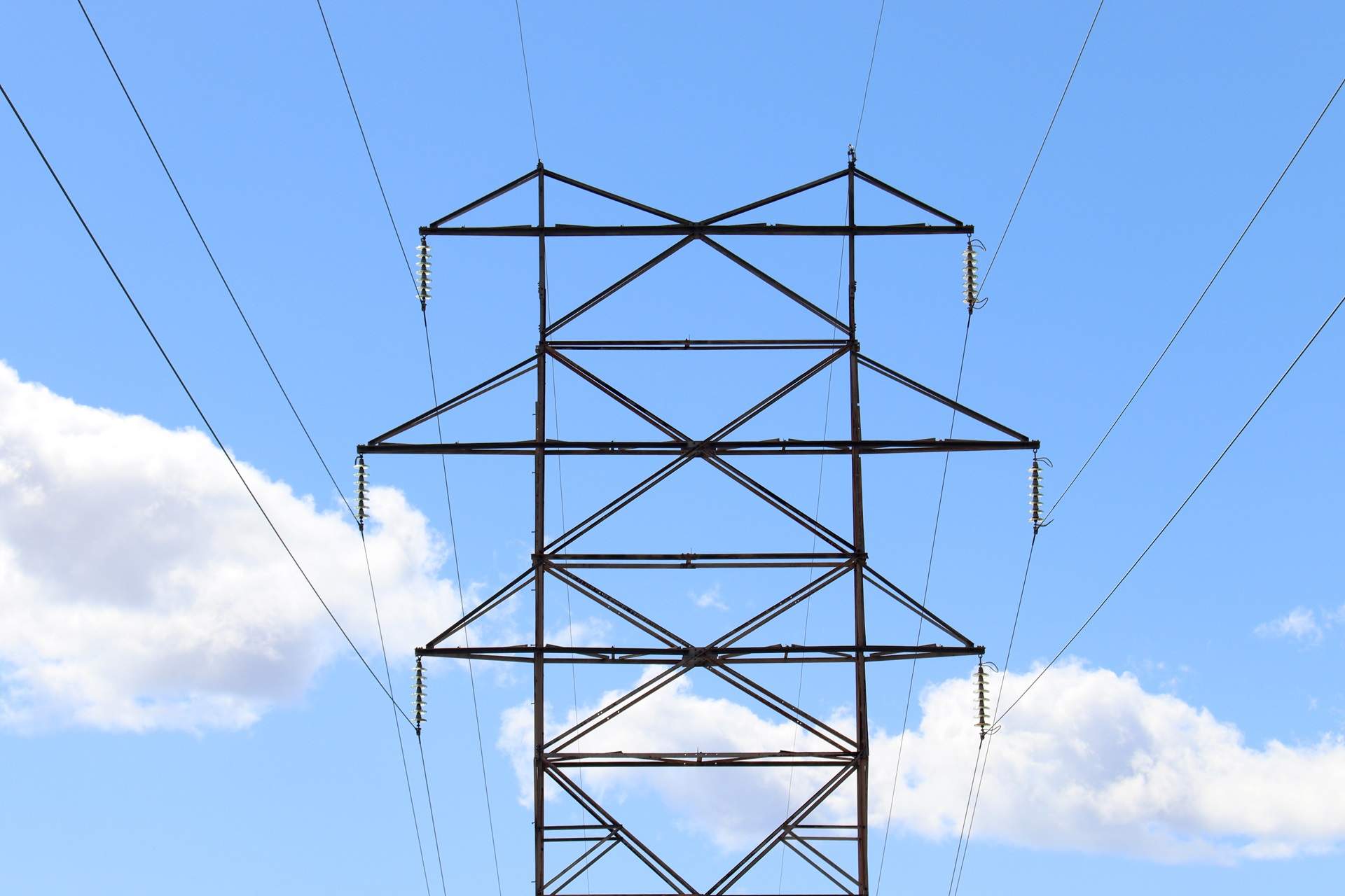 Bruselas advierte que España "está muy lejos" de los objetivos de interconexión eléctrica