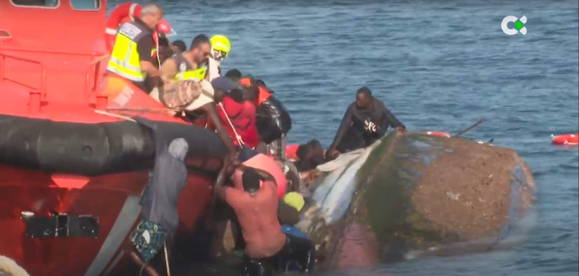 Tragèdia a les Canàries: almenys set morts en bolcar un caiuc amb 180 persones a El Hierro