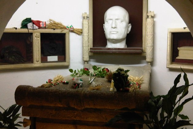 Predappio tumba|gira Mussolini Lovio wikipedia