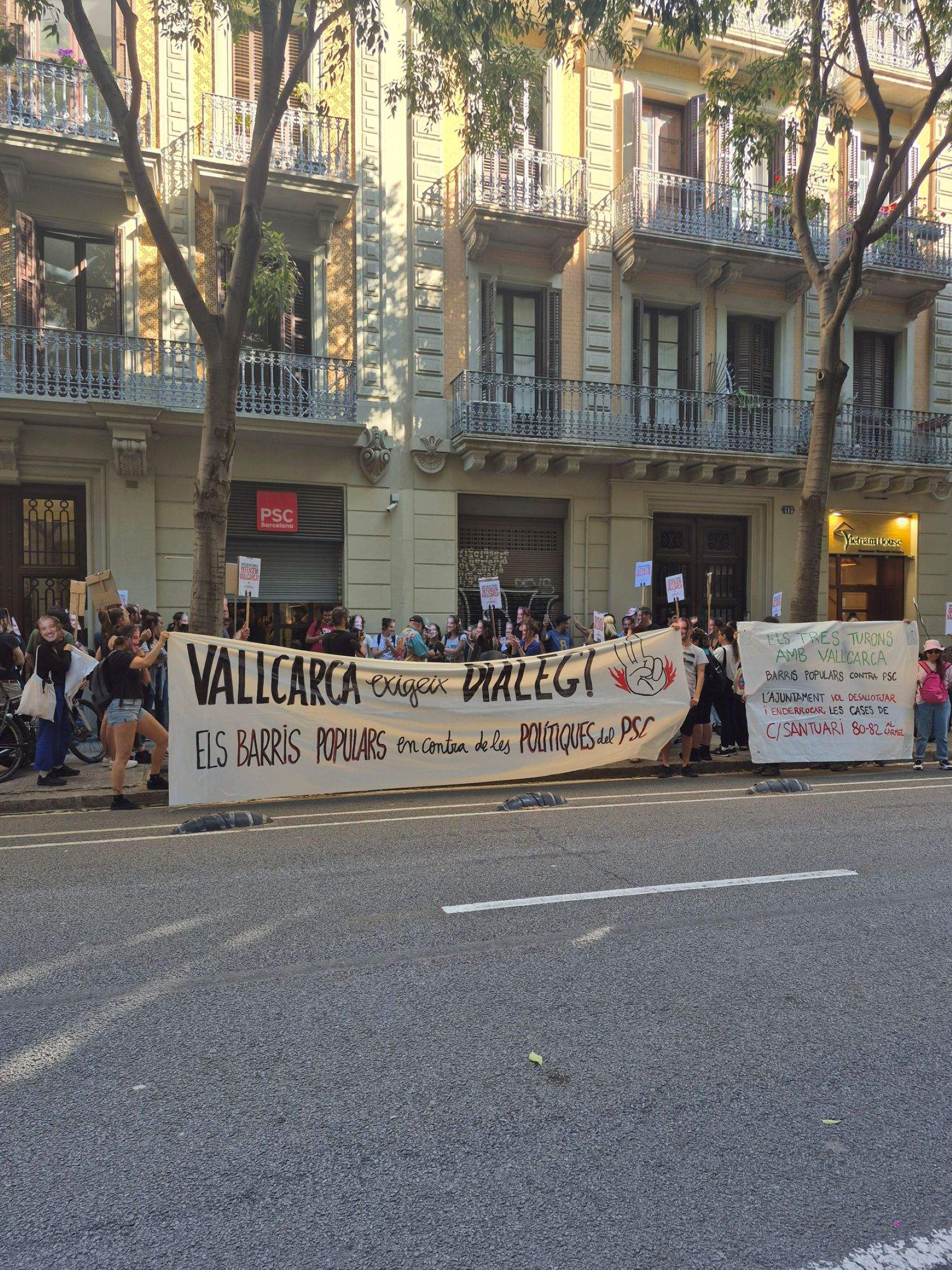 Los vecinos de Vallcarca, en pie de guerra por un nuevo desahucio, ocupan la sede del PSC en Barcelona