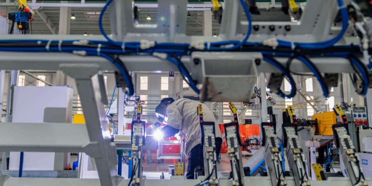 Un trabajador opera en la línea de producción de la compañía Gotion High-Tech