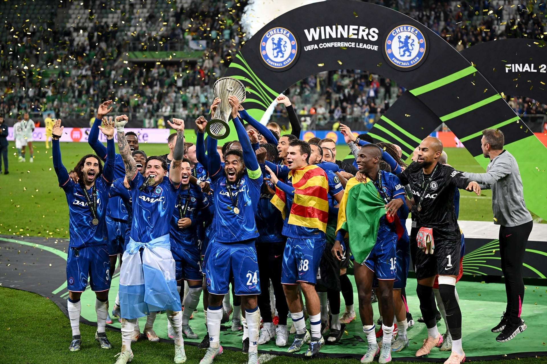 Una senyera es converteix en protagonista durant la celebració del Chelsea per la Conference League