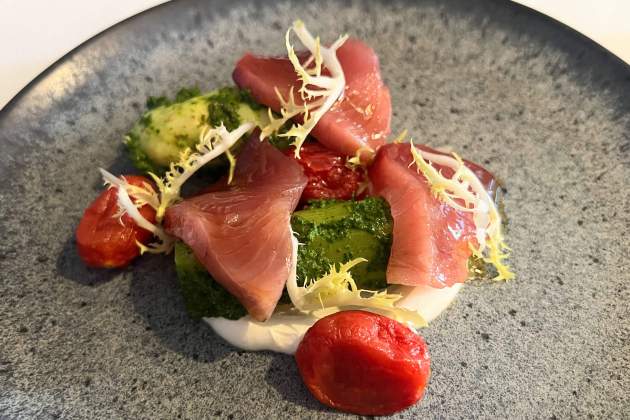 Espárrago con bonito curado en el restaurante Nairod / Foto: Rosa Molinero Trias Espárrago con bonito curado en el restaurante Nairod / Foto: Rosa Molinero Trias