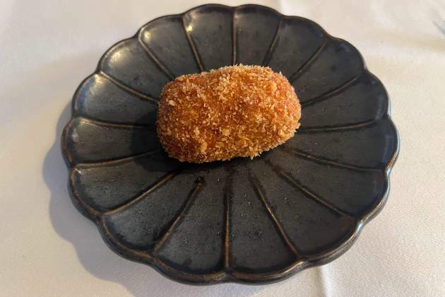 Croqueta de pollo asado, cheddar y axiote en el restaurante Nairod / Foto: Rosa Molinero Trias Croqueta de pollo asado, cheddar y axiote en el restaurante Nairod / Foto: Rosa Molinero Trias