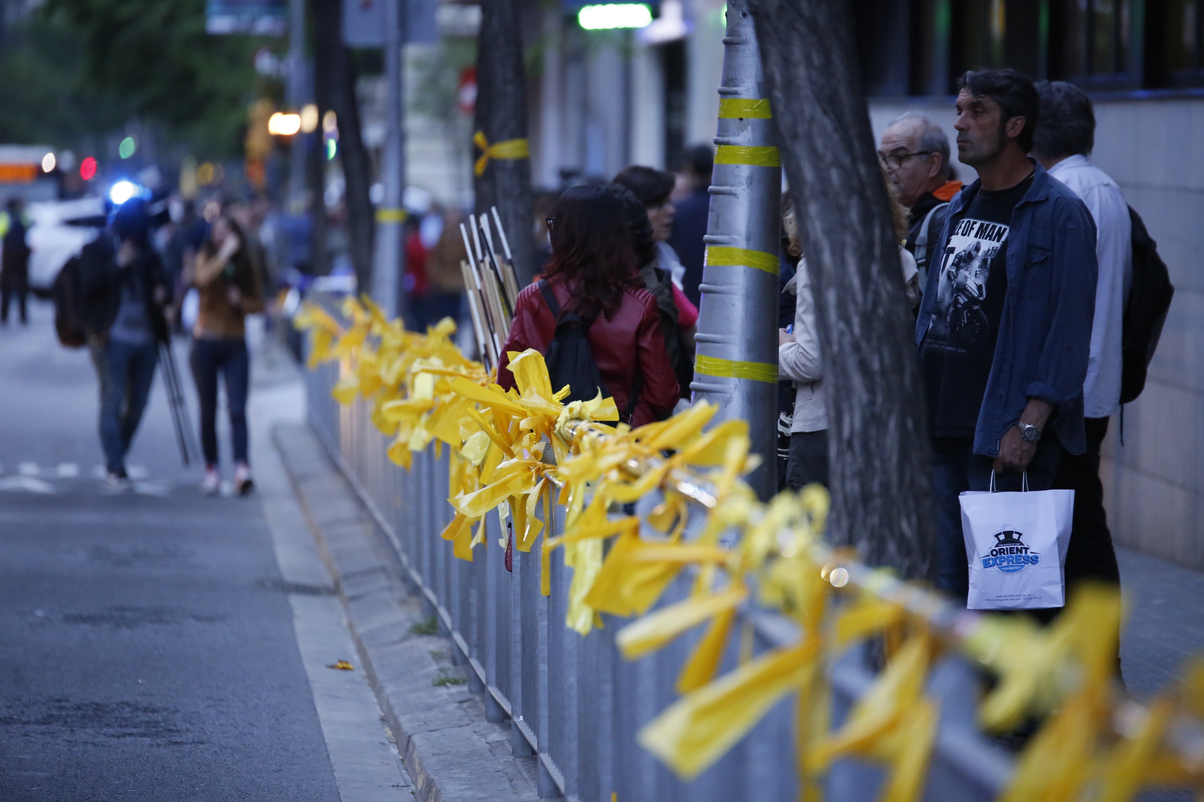 Un veí de Madrid, multat amb 600€ per posar llaços grocs, segons Madrileños por el Derecho a Decidir