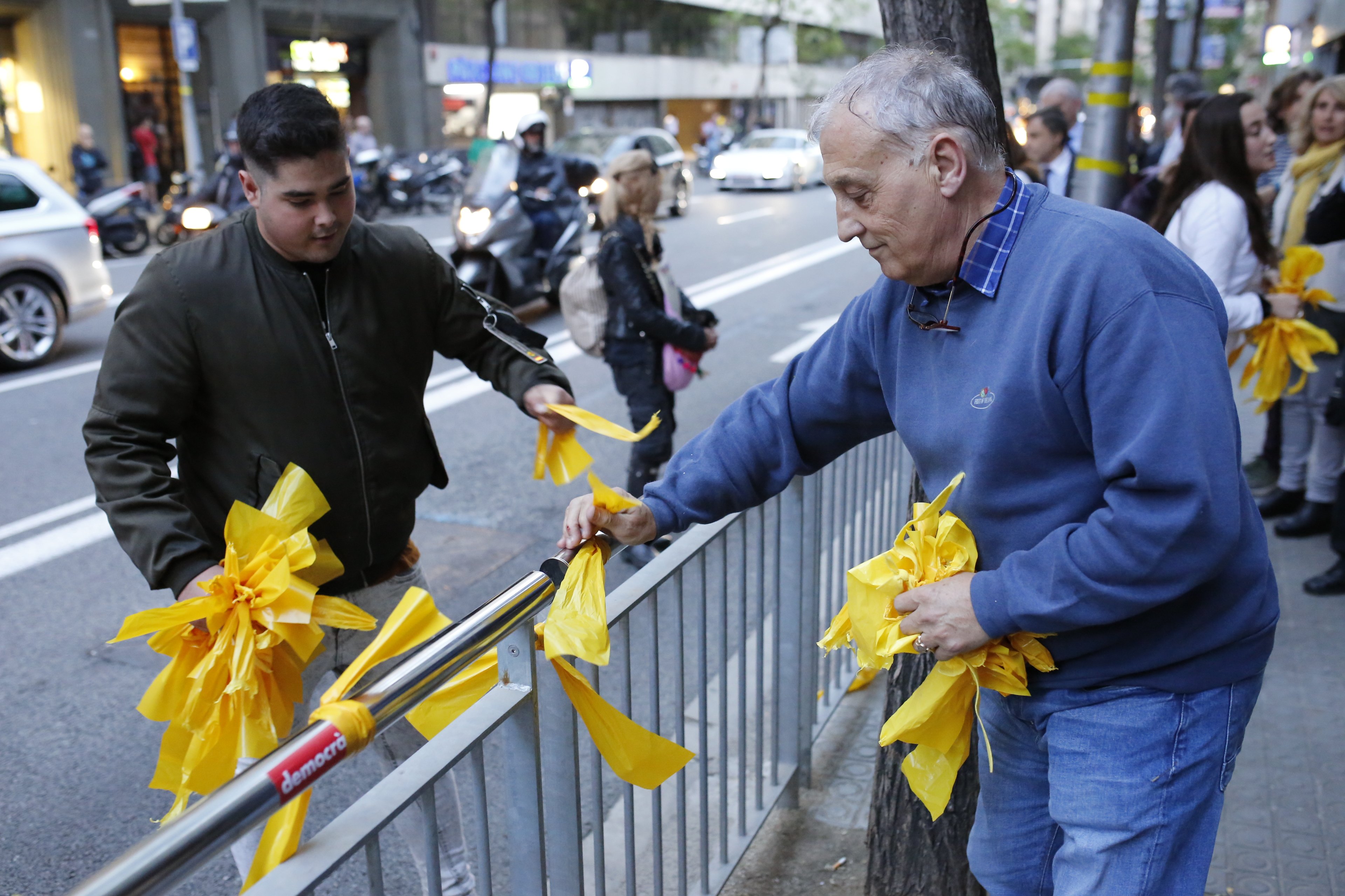 Fiscalía investiga la actuación de los Mossos en la identificación de personas que retiraban lazos