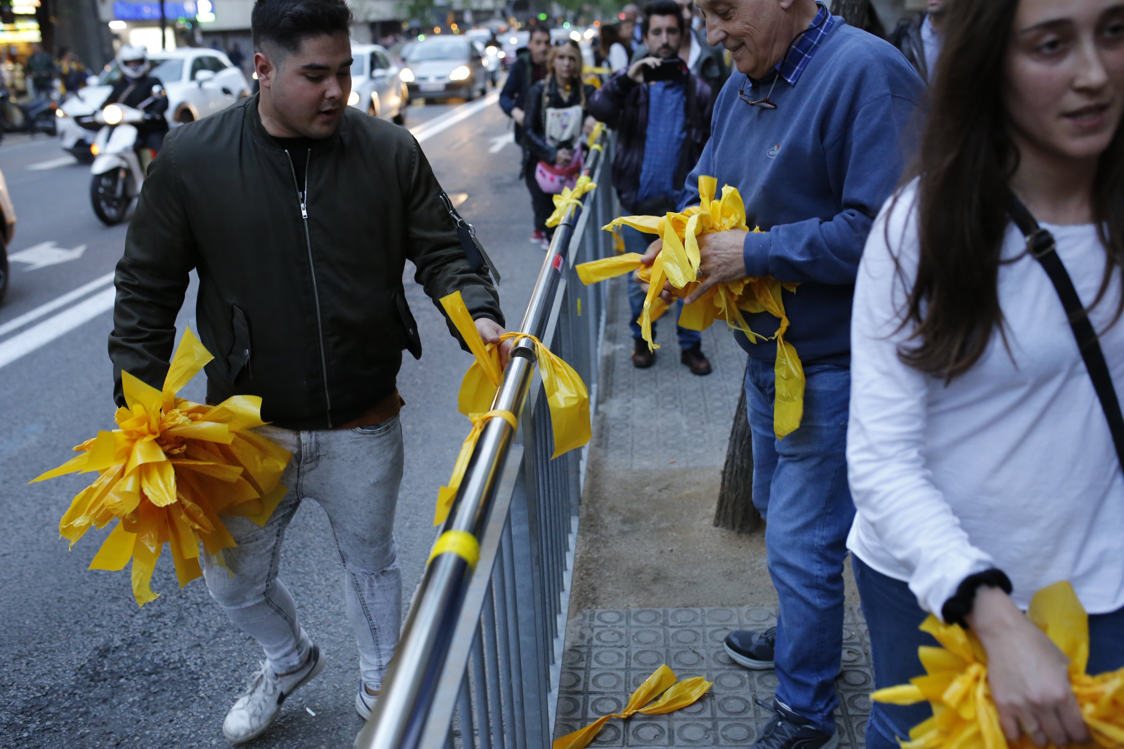 El llamamiento encubierto de la Guardia Civil a retirar plásticos amarillos