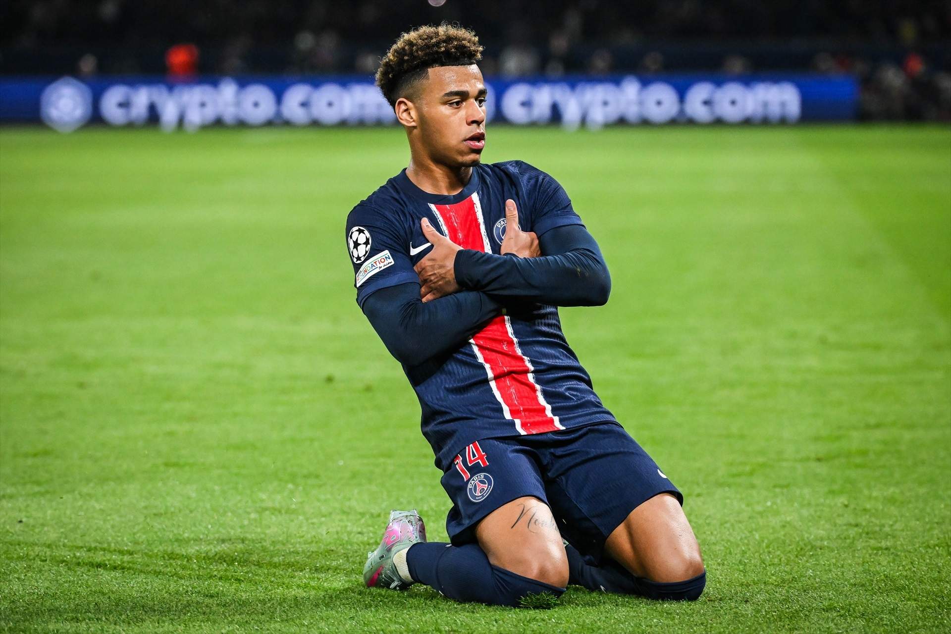Désiré Doué, l'última perla francesa del PSG, posa Pau Cubarsí en problemes