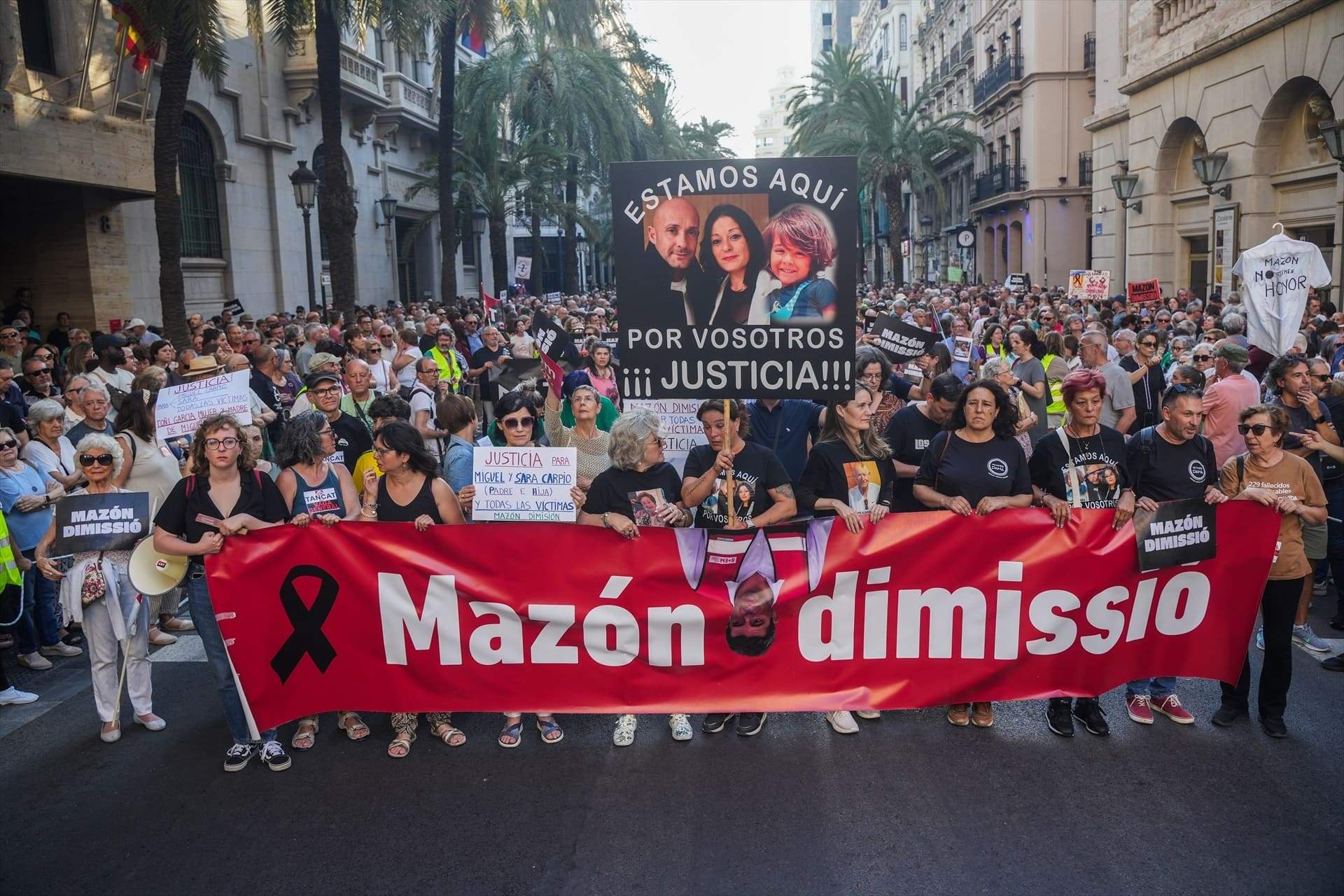 Miles de personas claman contra Mazón en las calles de València, siete meses después de la DANA