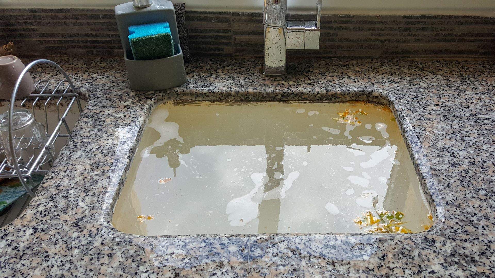 Echar sal al fregadero: el truco que soluciona uno de los problemas más molestos de la cocina