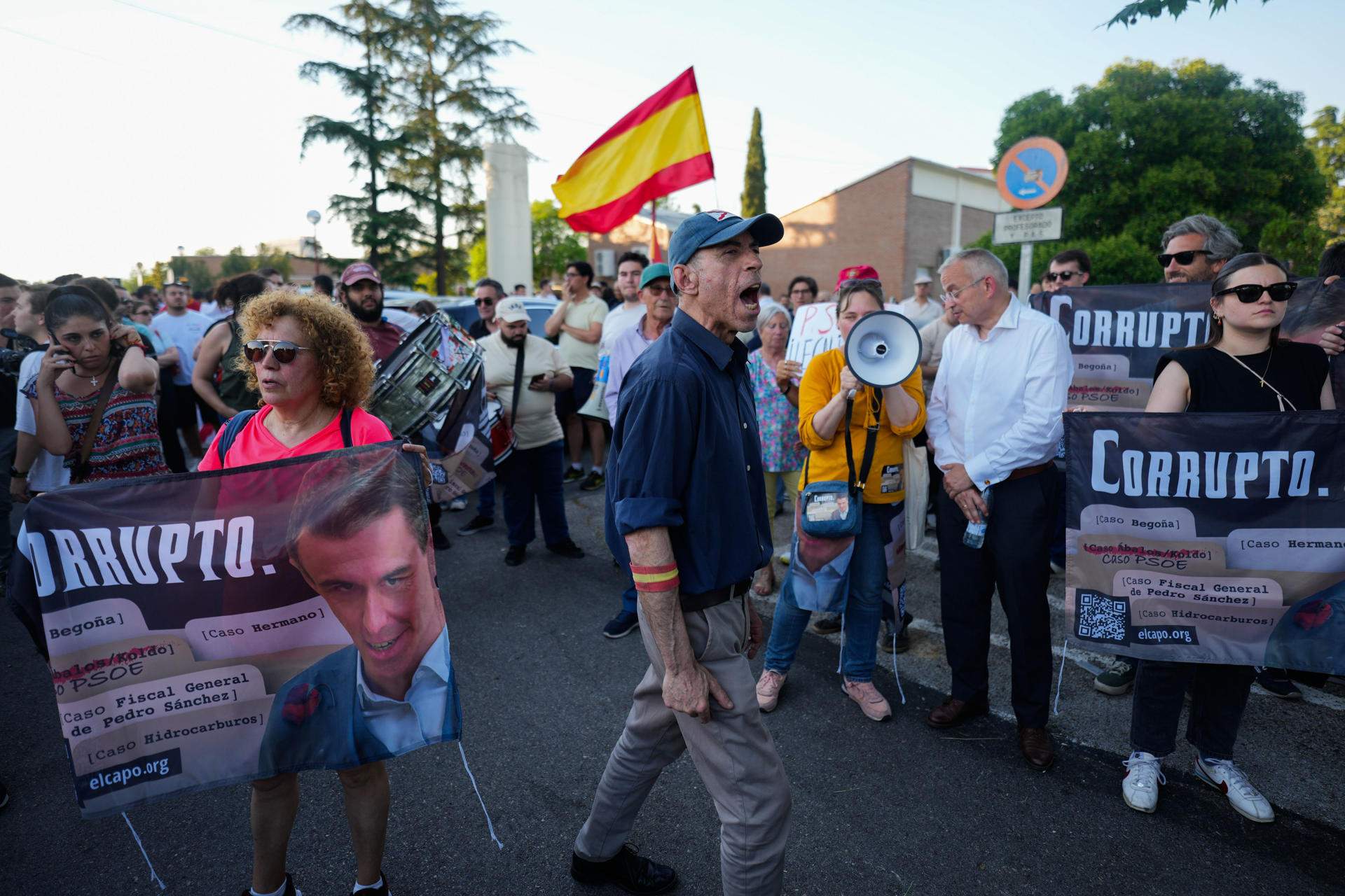 L’espanyolisme d’ultradreta protesta a les portes de la Moncloa: “Pedro Sánchez a presó”
