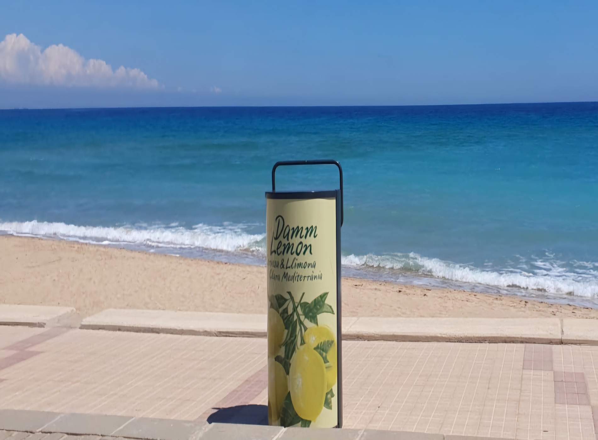 Damm promou l’economia circular amb la instal·lació de 400 compactadores de llaunes al Mediterrani