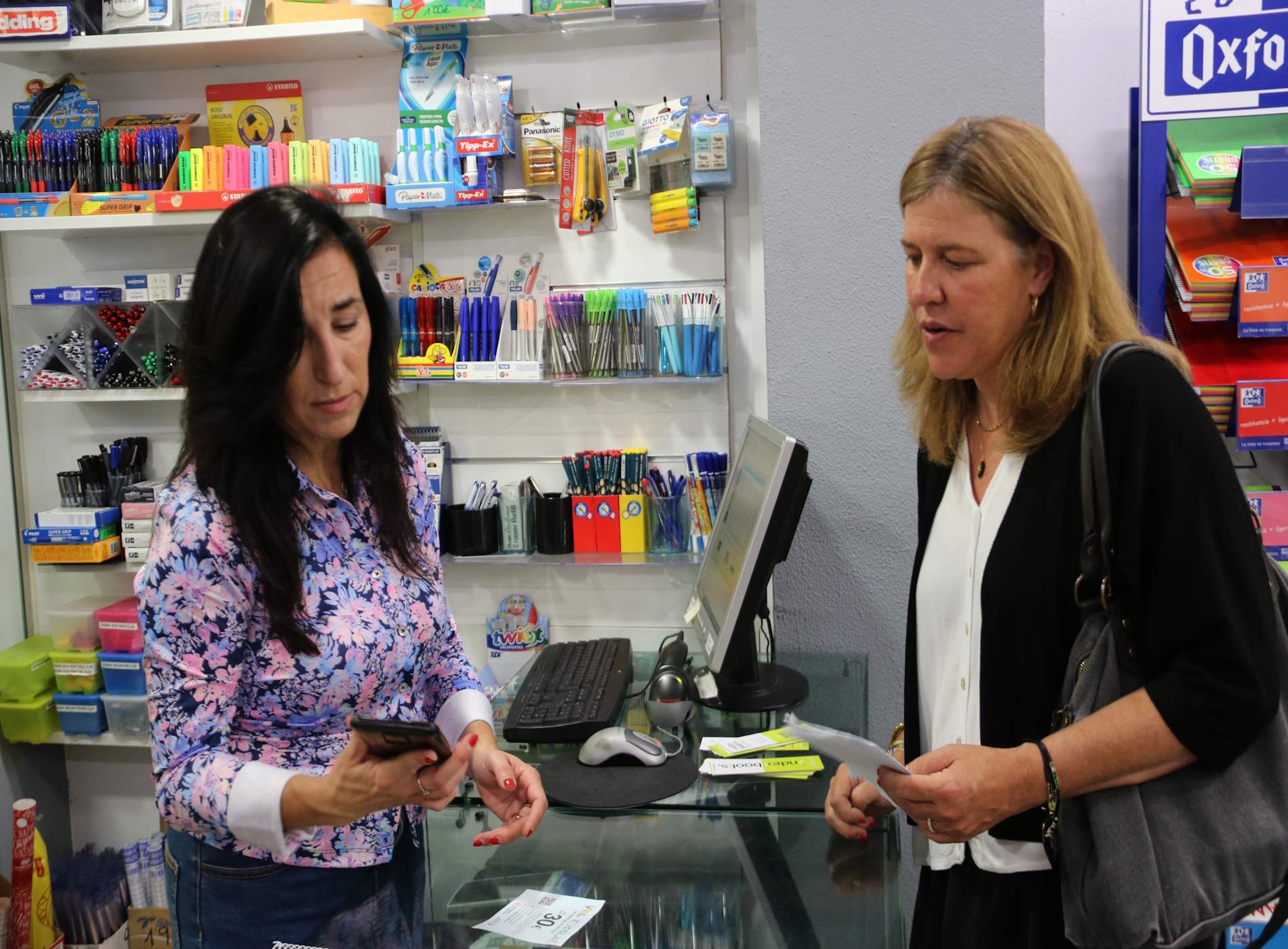 Una comerciant atenent una clienta / Foto: ACN Una comerciant atenent una clienta / Foto: ACN
