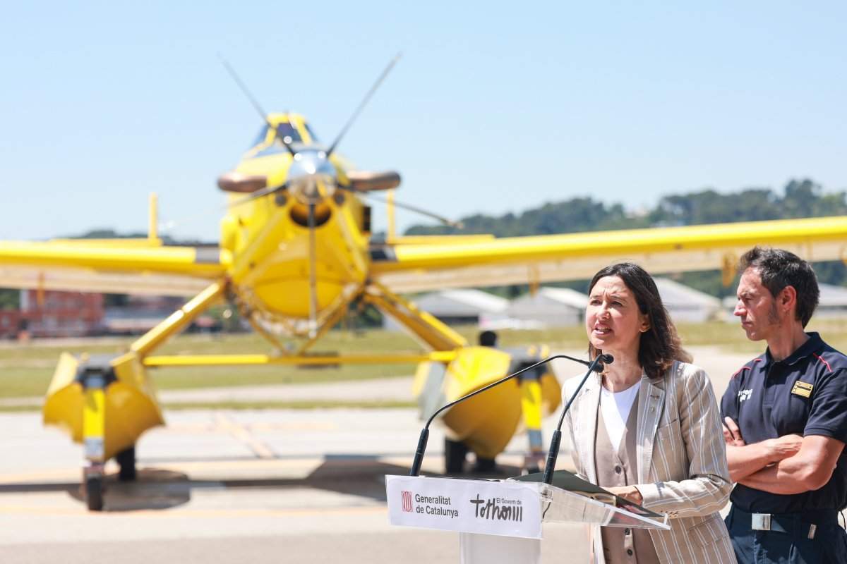 Les pluges alleugeren la pressió als Bombers de cara a l'estiu, però la calor i la vegetació seca fan patir