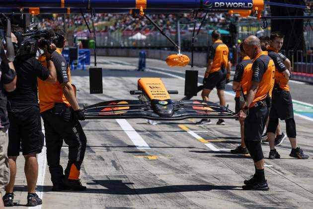Mecánicos McLaren alerón delantero / Foto: Europa Press Mecánicos McLaren alerón delantero / Foto: Europa Press