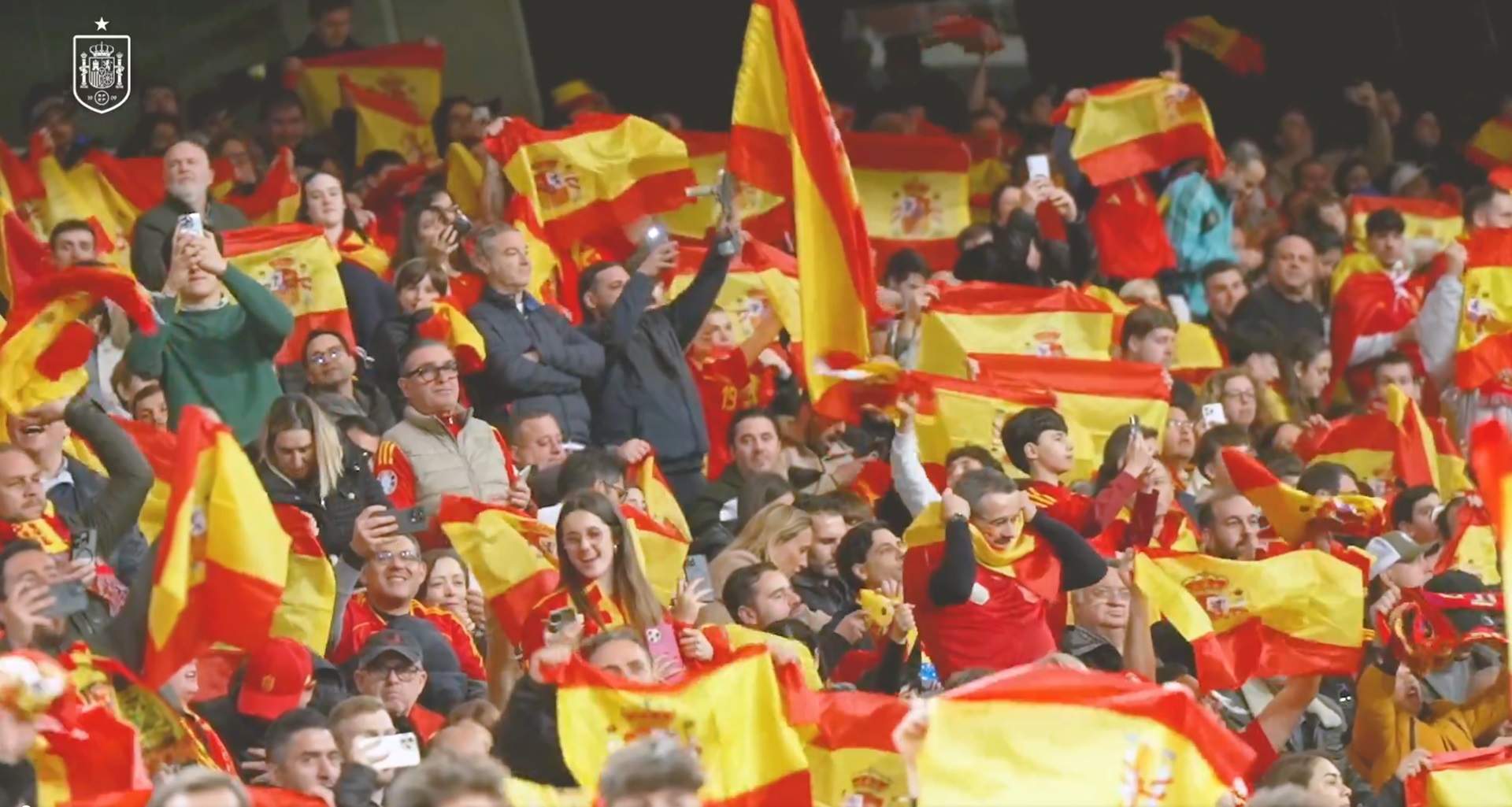 Allau de crítiques a la Federació Catalana de Futbol per animar a assistir al partit d'Espanya a Cornellà