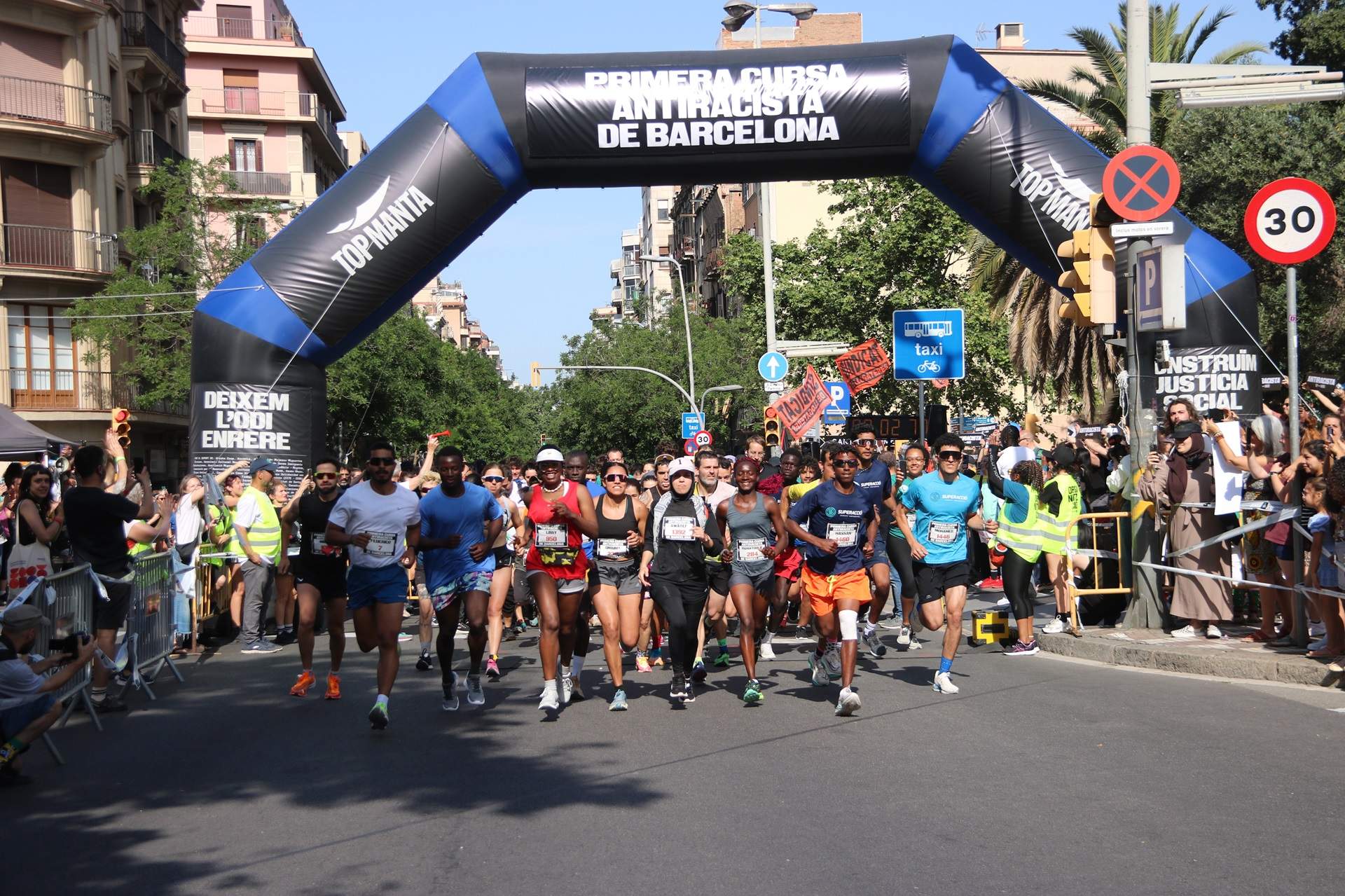 Milers de persones corren en la primera cursa del Top Manta a Barcelona i planten cara a l'odi i el racisme