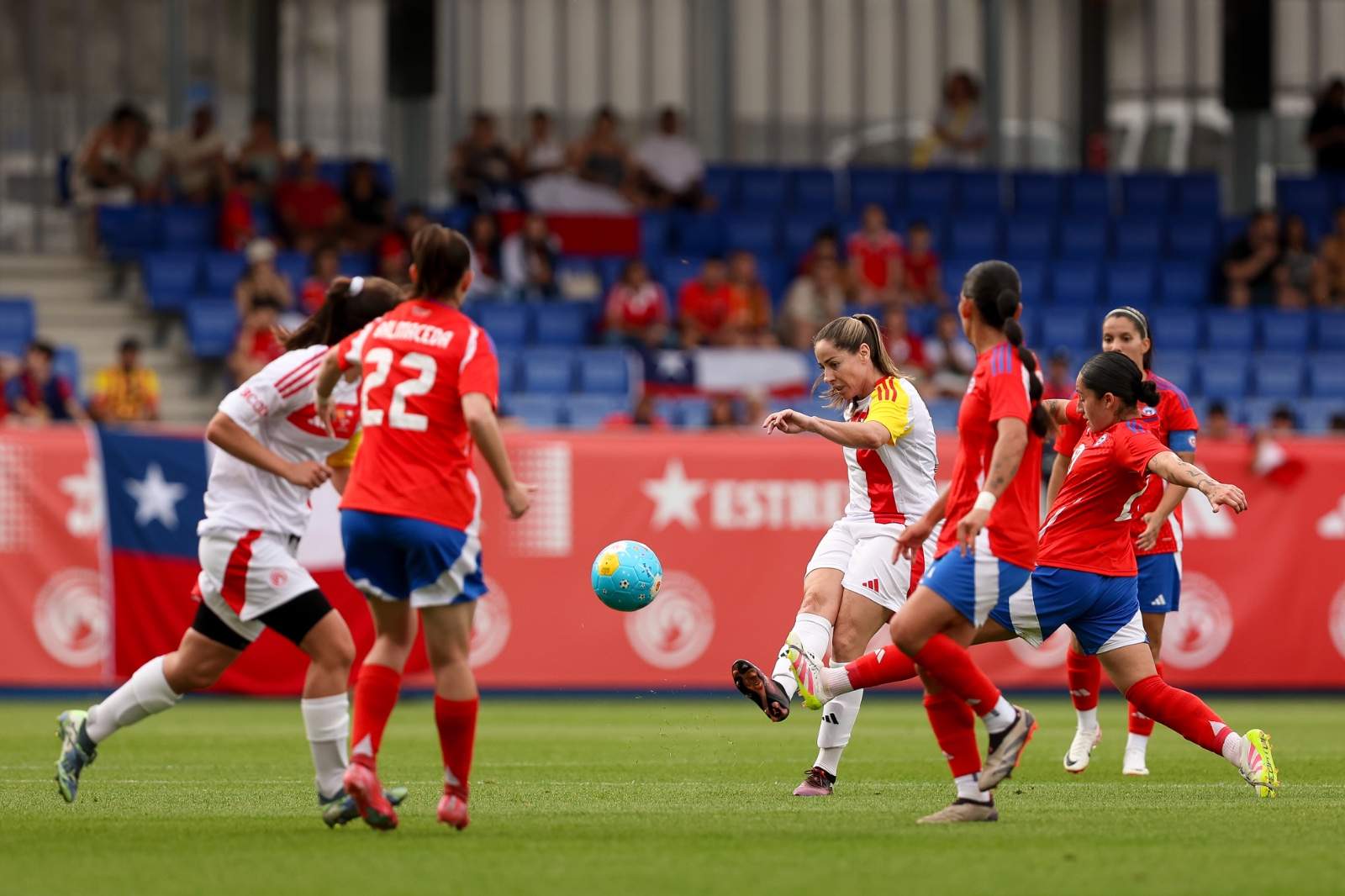 La selecció catalana femenina cedeix contra Xile en la festa de l'FCF (2-3)