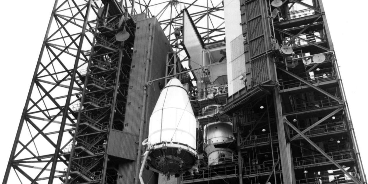 Imagen de la Voyager 2 antes de ser ubicada en el vehículo de lanzamiento Titan/Centaur-7 Imagen de la Voyager 2 antes de ser ubicada en el vehículo de lanzamiento Titan/Centaur-7