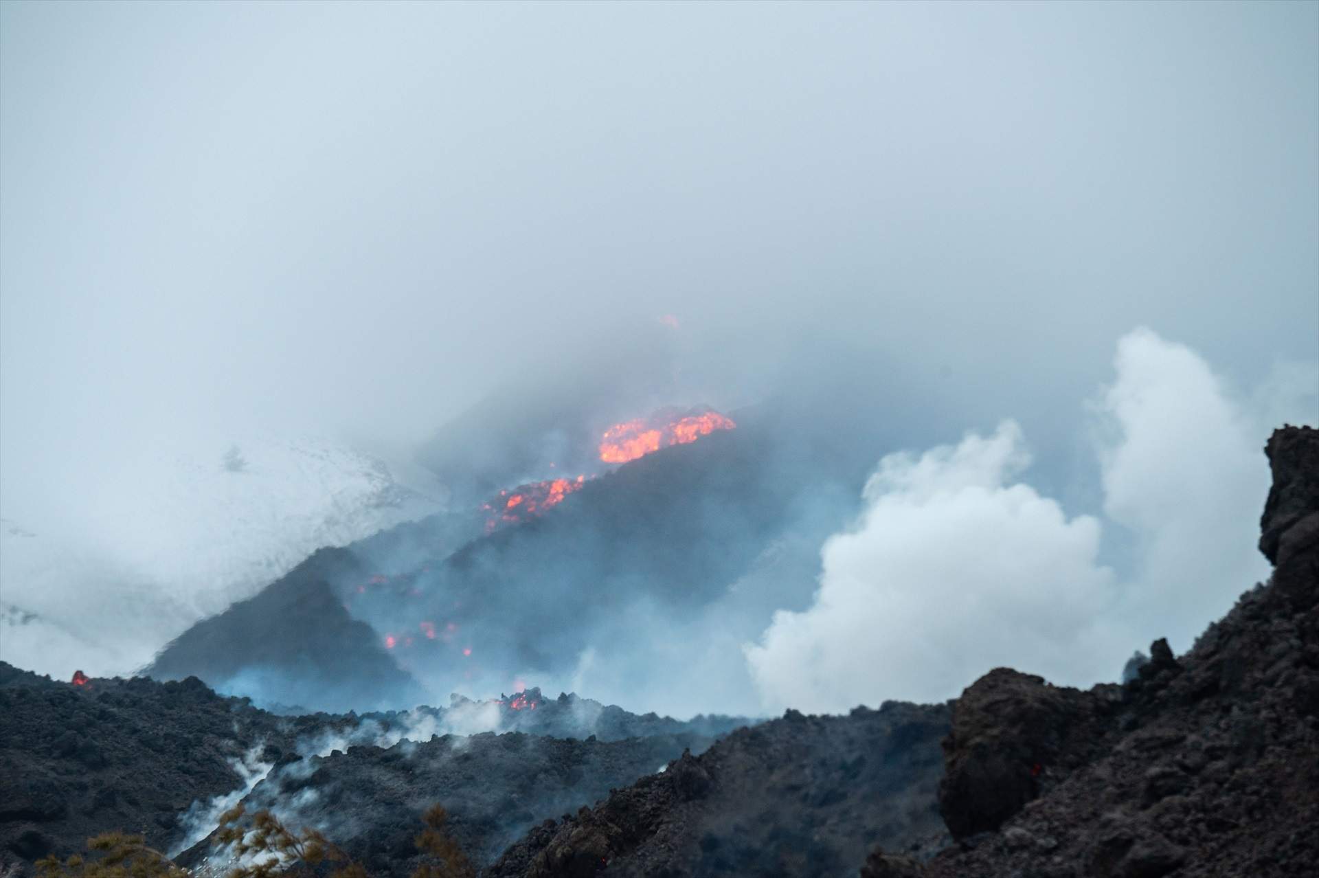 El volcà italià Etna registra una potent erupció amb colades piroclàstiques