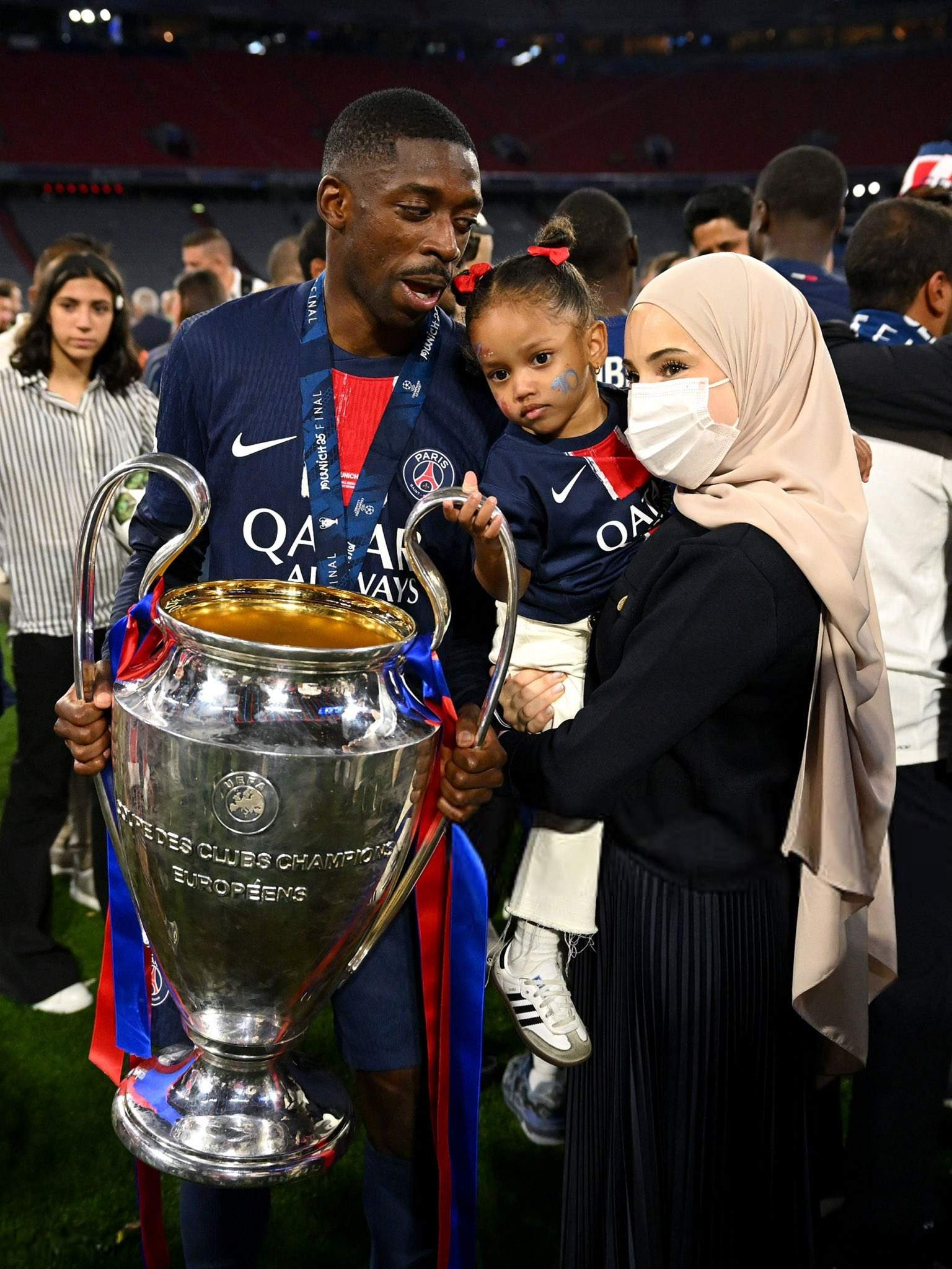 Dembelé la dona i la filla a Múnic, Tw Dembelé la dona i la filla a Múnic, Tw