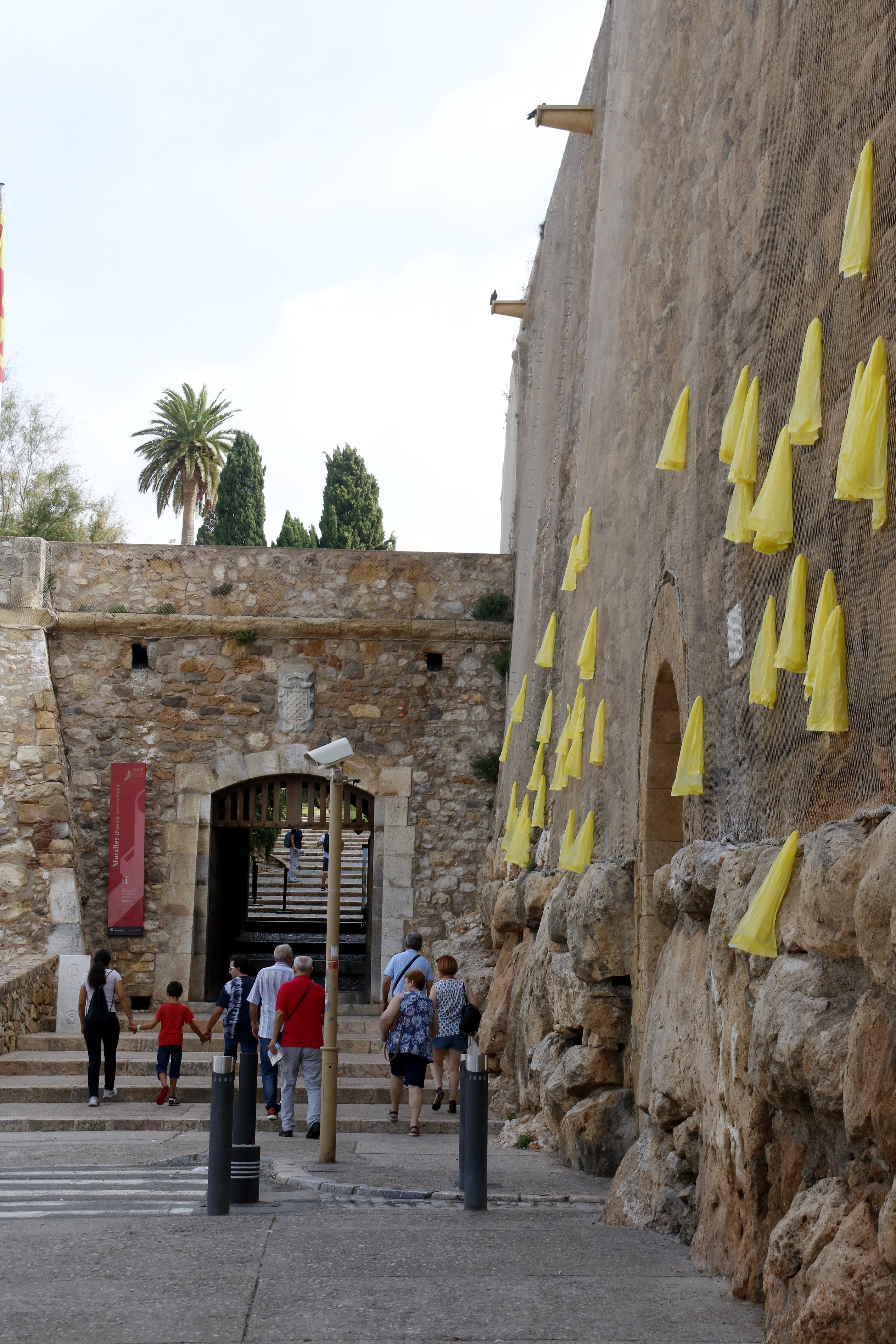 Tornen a penjar llaços grocs a la muralla de Tarragona