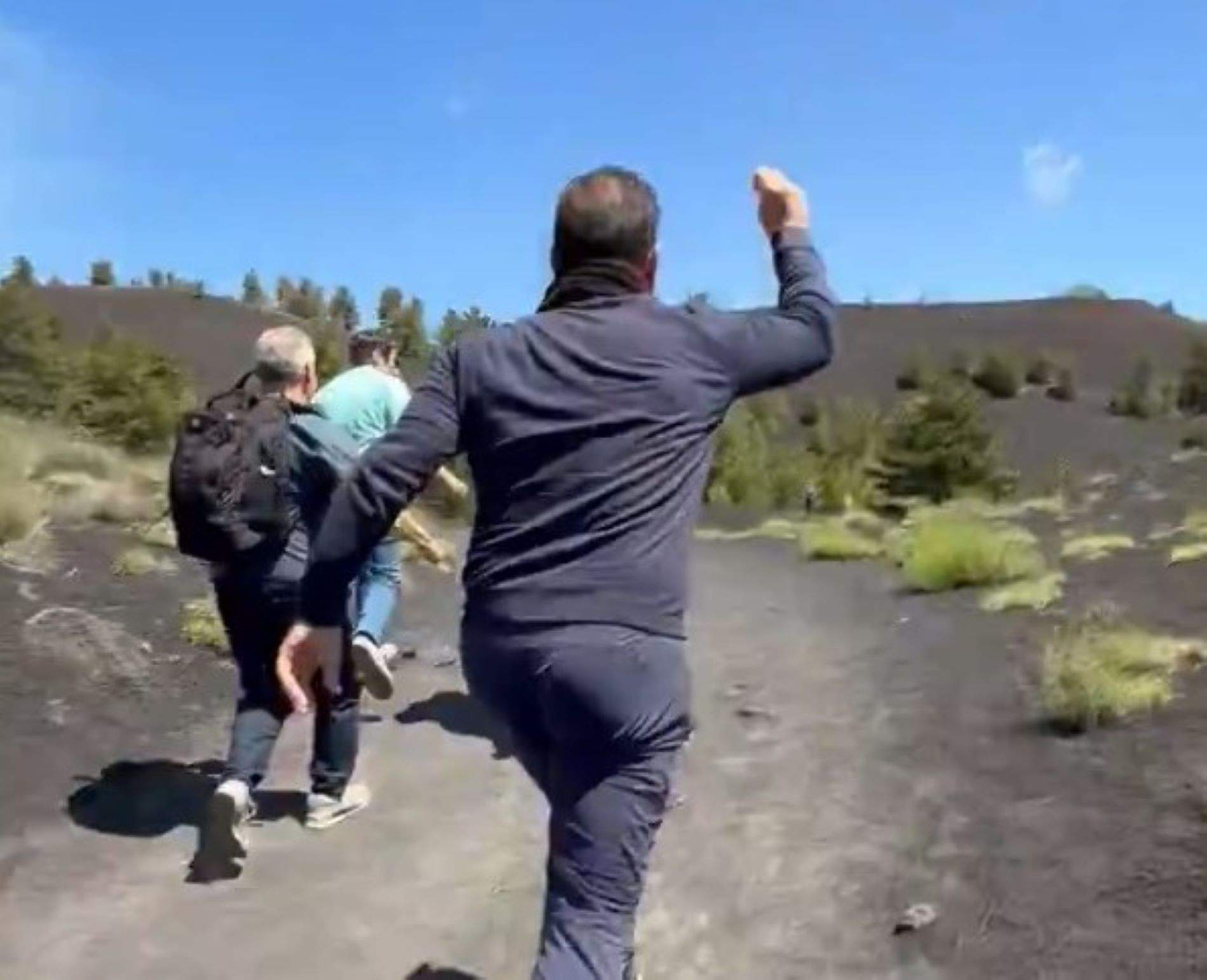 El susto de unos turistas cerca de la potente erupción del Etna | VÍDEO