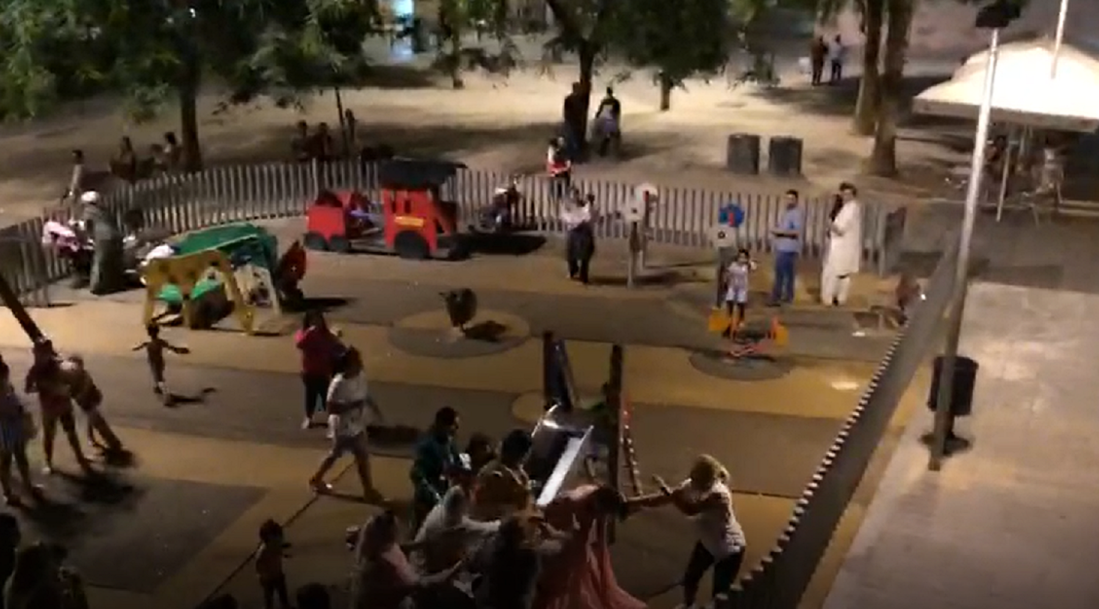 VÍDEO: Pelea entre vecinas (con tirones de pelo) en un parque infantil del Raval