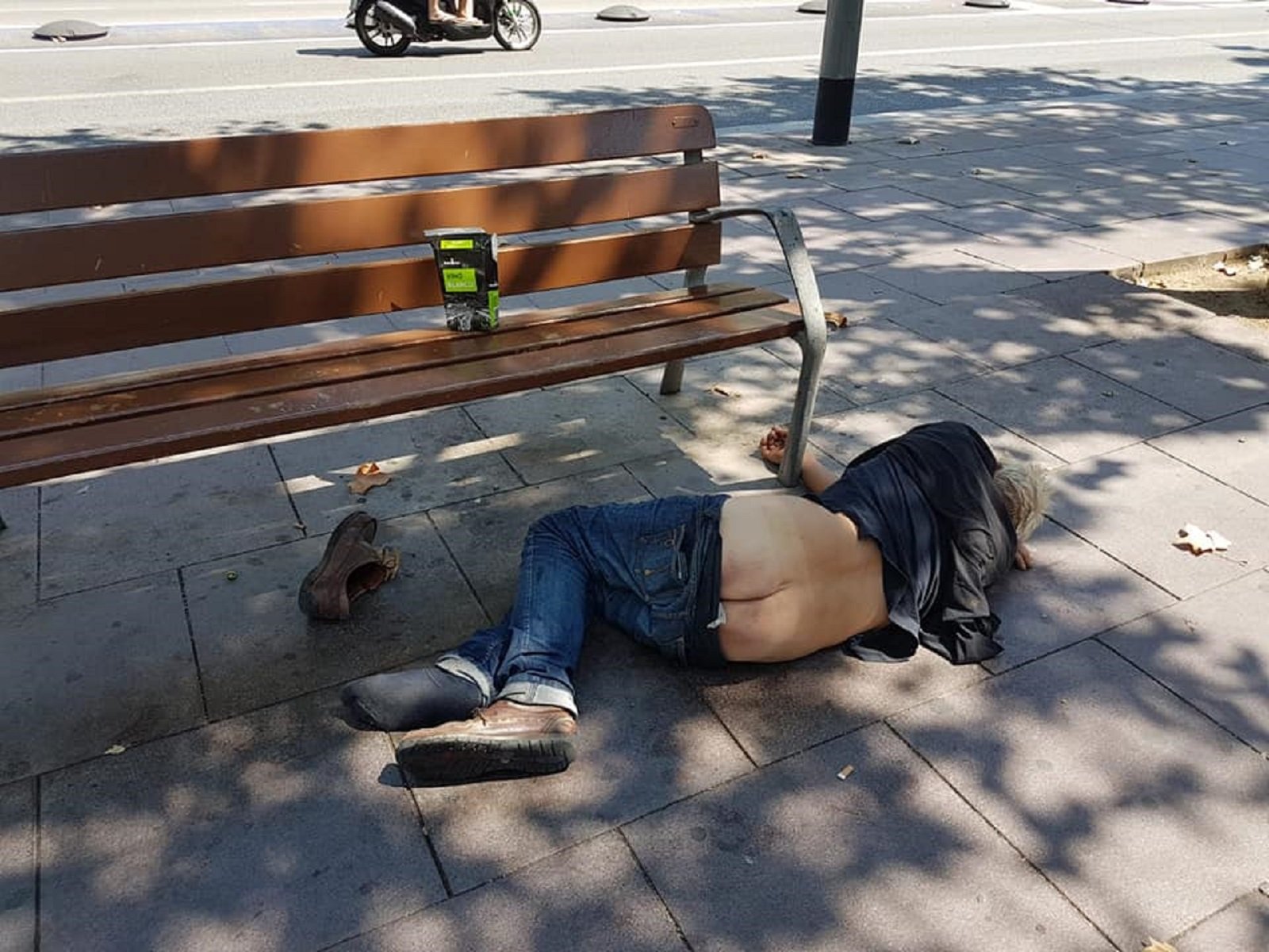 Els veïns de la Barceloneta tornen a la càrrega:  nova protesta contra l'incivisme