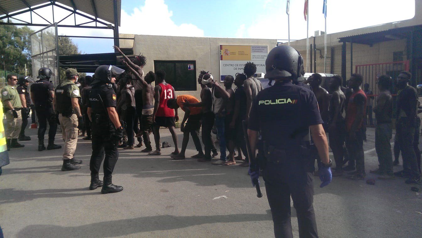 Detinguts 10 immigrants per organitzar el salt a la tanca de Ceuta de juliol