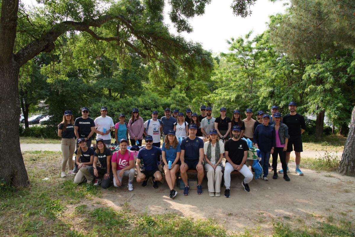 Nou empreses sueques participen en el primer 'plogging' organitzat per l'Ambaixada de Suècia a Espanya