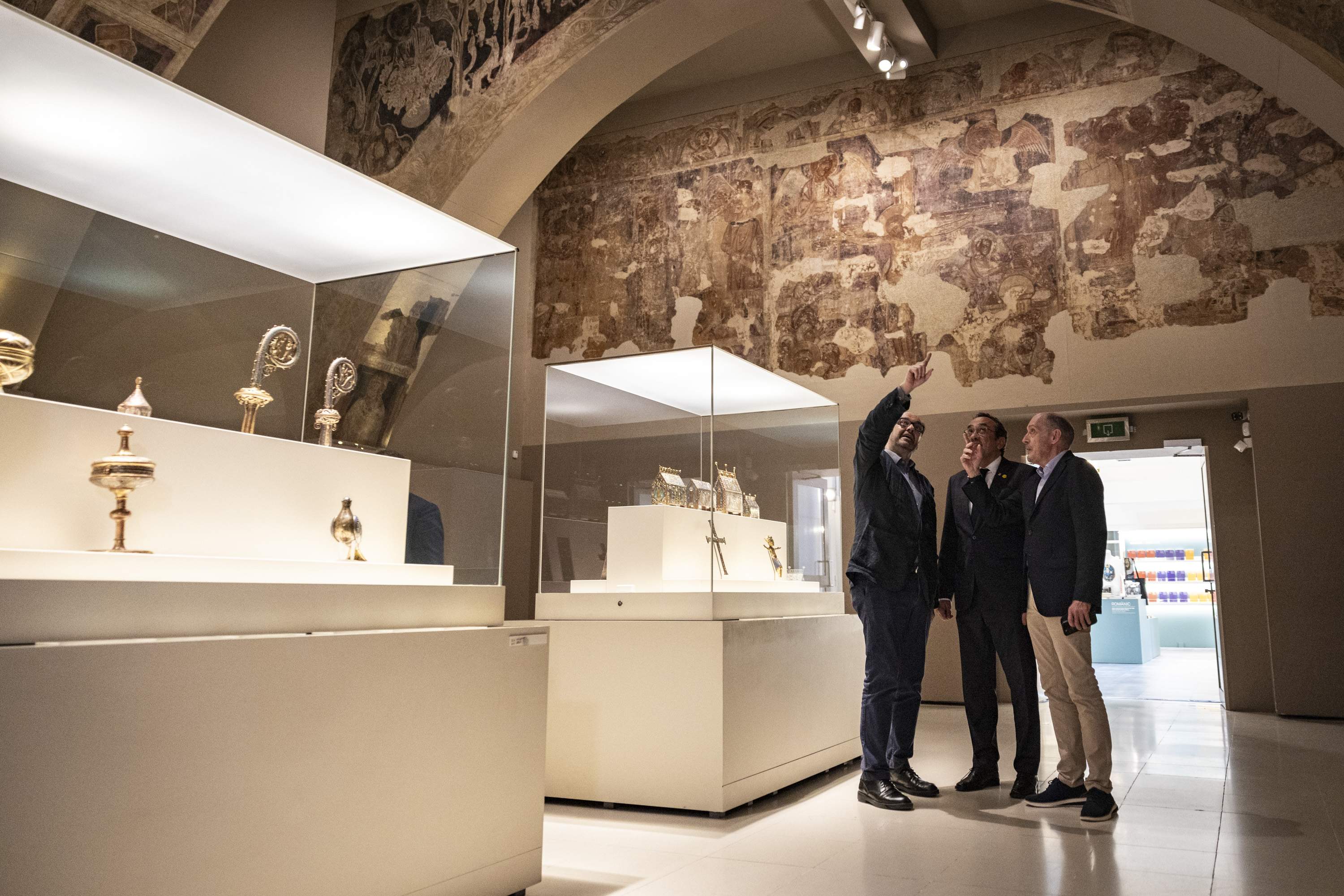 PSC, PP i Vox eviten que el Parlament insti Urtasun a fer un informe sobre el trasllat dels murals de Sixena